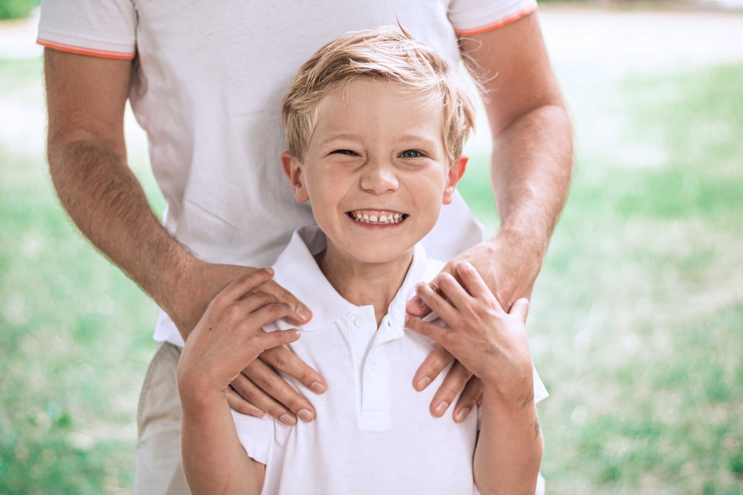 Babybauchshooting im Sommer im Monbijou Park Berlin. Hochzeitsfotografie in Berlin Nataliia Schütze