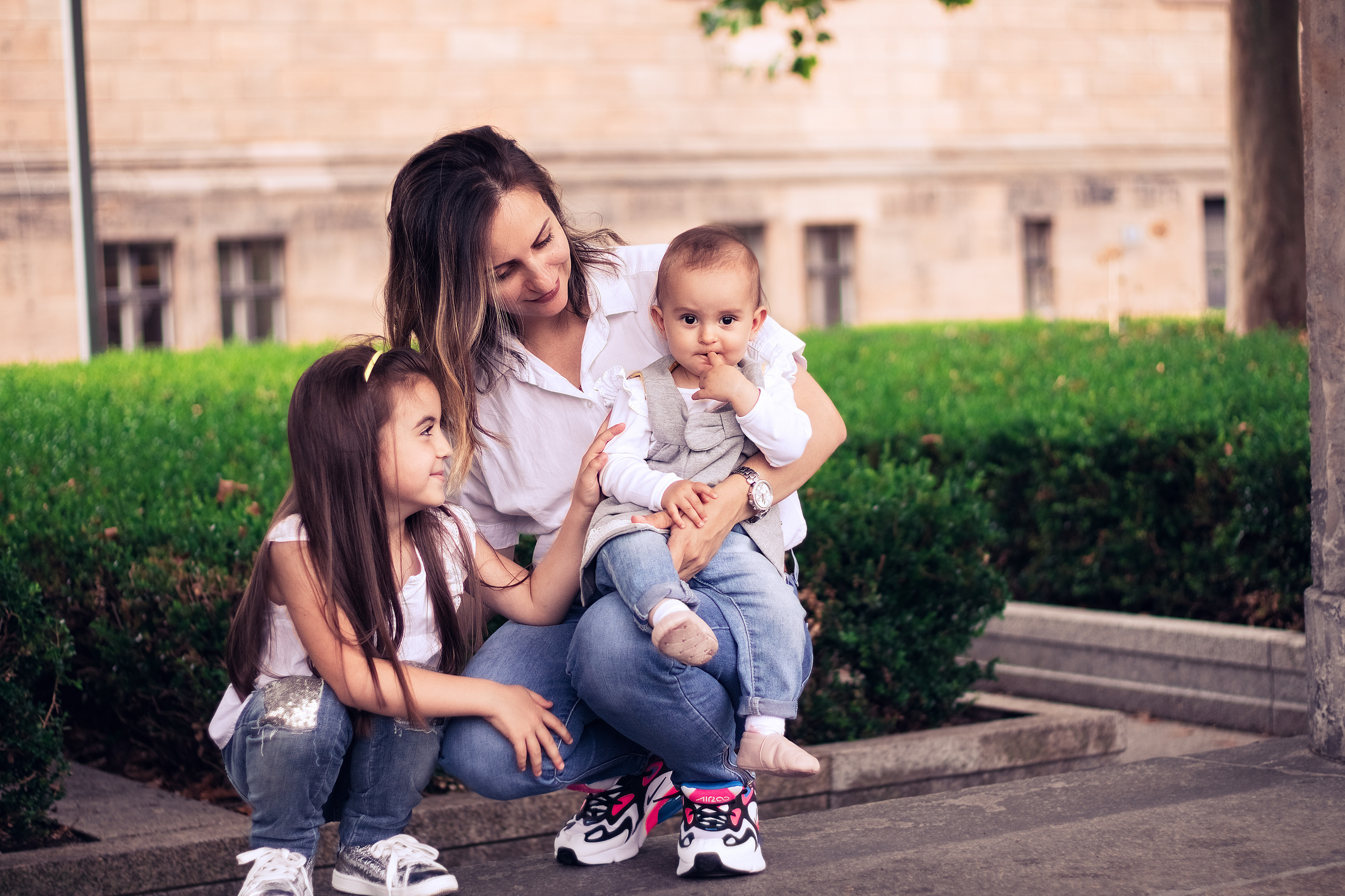 Mama mit zwei Töchtern am Nationalgalerie Berlin. Hochzeitsfotografie in Berlin Nataliia Schütze