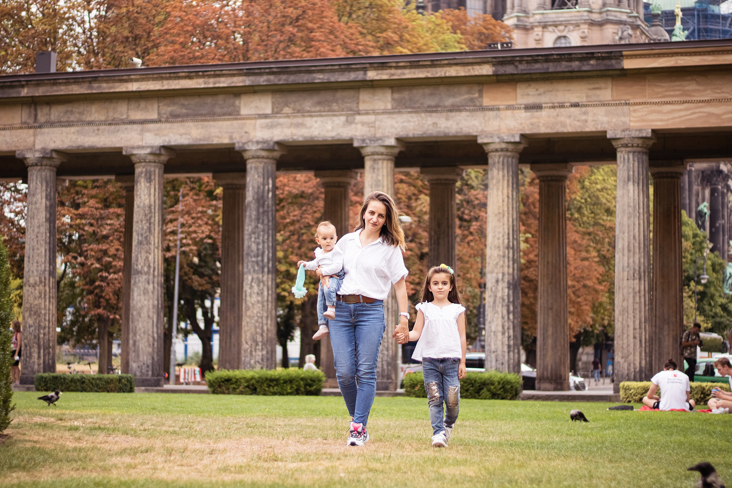 Mama mit zwei Töchtern am Nationalgalerie Berlin. Hochzeitsfotografie in Berlin Nataliia Schütze
