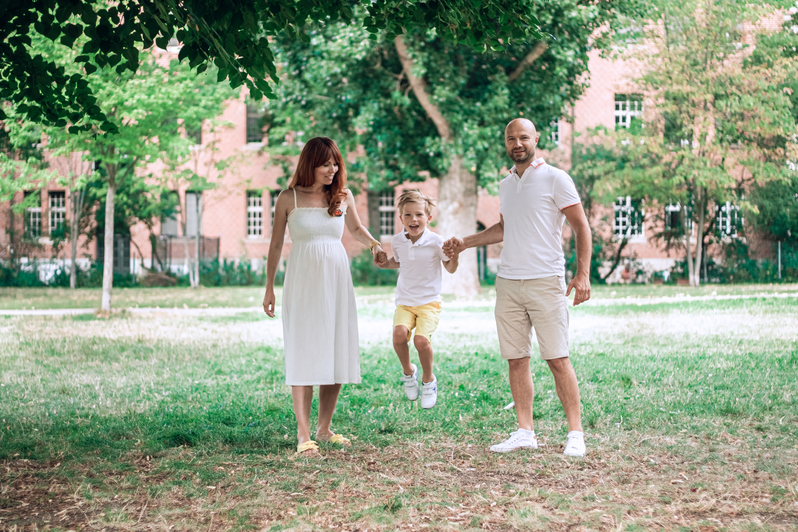 Babybauchshooting im Sommer im Monbijou Park Berlin. Hochzeitsfotografie in Berlin Nataliia Schütze