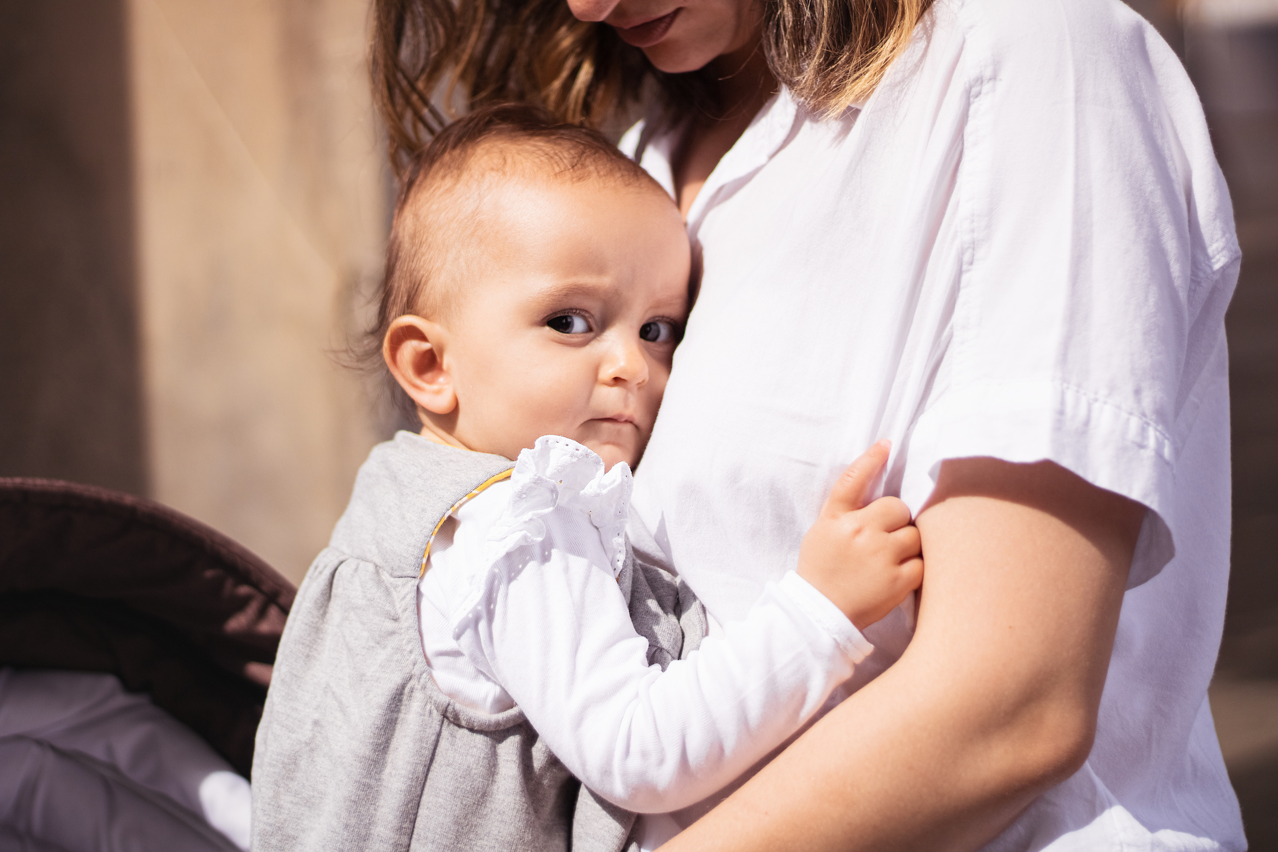 Mama mit zwei Töchtern am Nationalgalerie Berlin. Hochzeitsfotografie in Berlin Nataliia Schütze