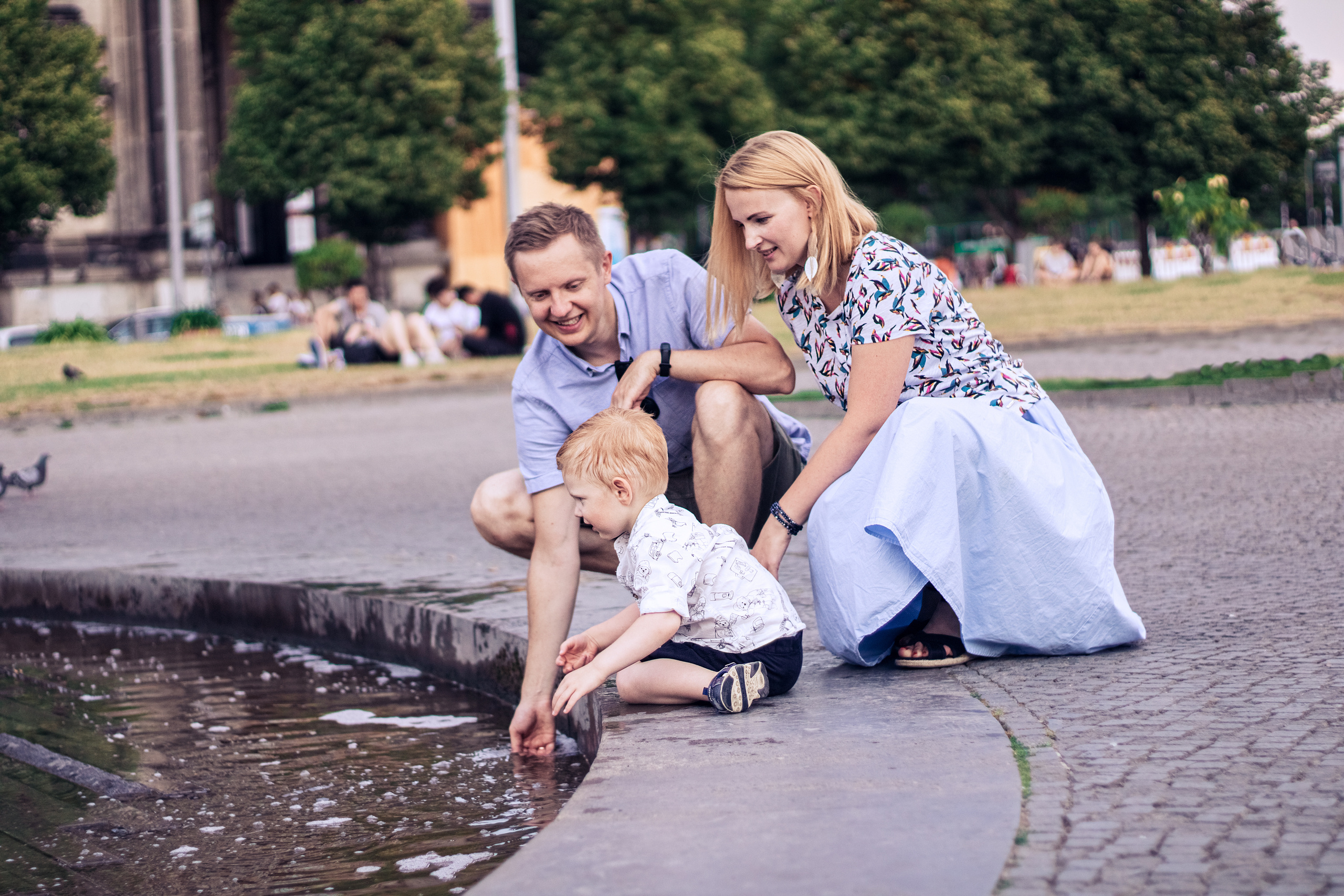 Fotoshooting mit Eltern und einem Sohn am Berliner Dom. Hochzeitsfotografie in Berlin Nataliia Schütze
