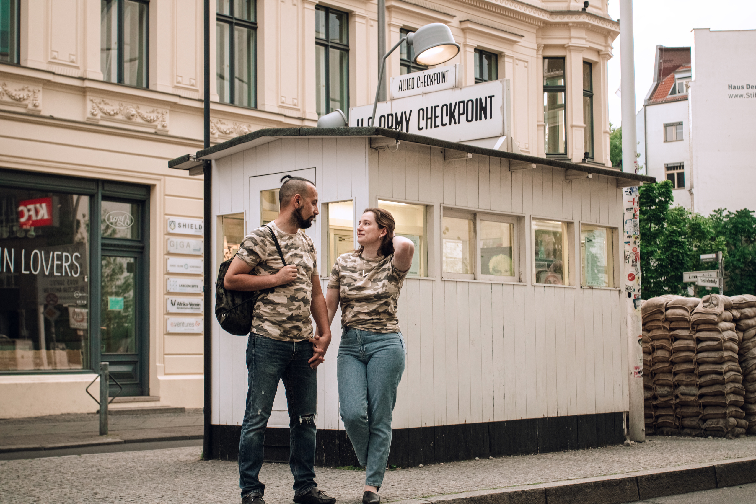 Spaziergang in Berlin mit dem Fotograf. Hochzeitsfotografie in Berlin Nataliia Schütze