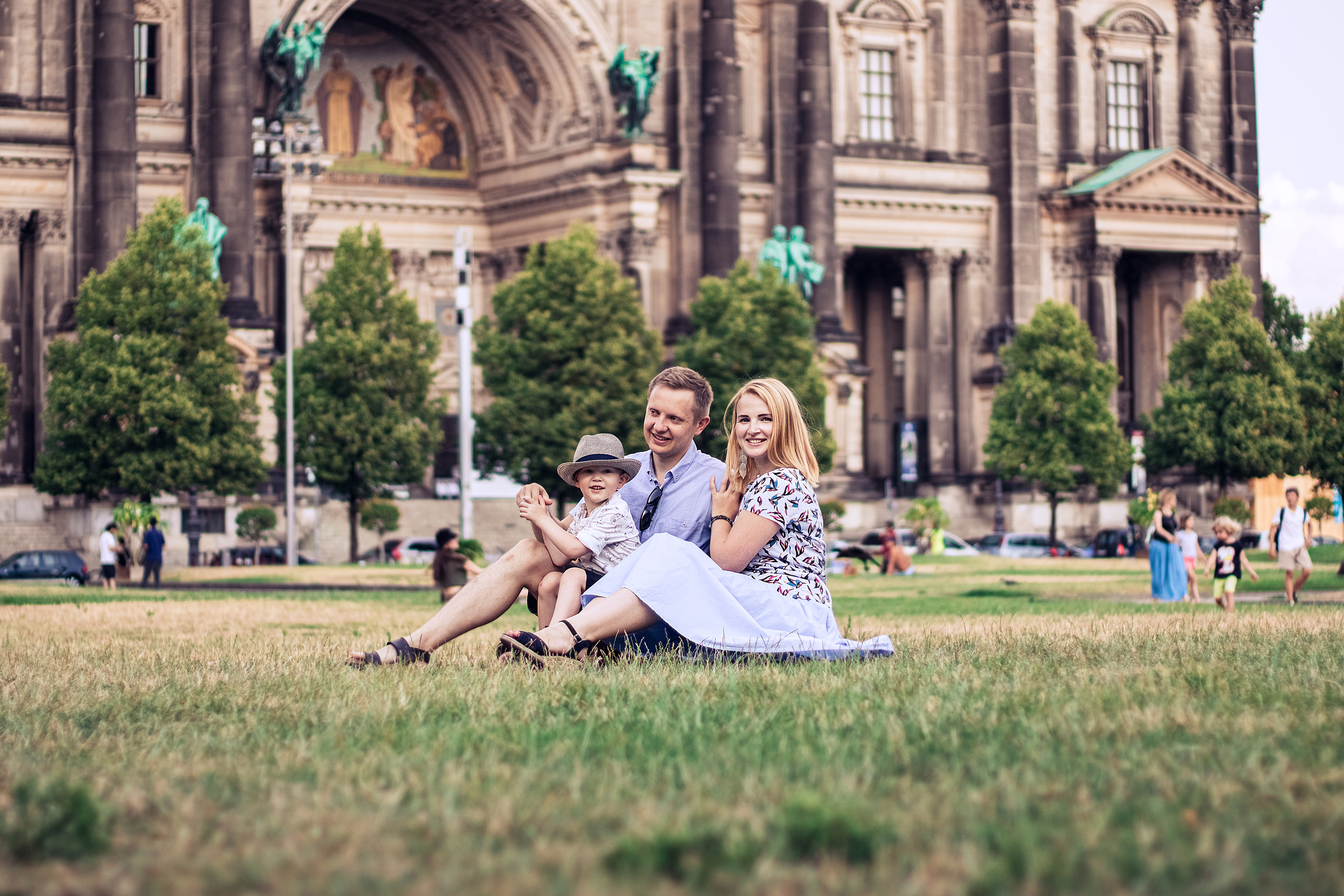 Fotoshooting mit Eltern und einem Sohn am Berliner Dom. Hochzeitsfotografie in Berlin Nataliia Schütze