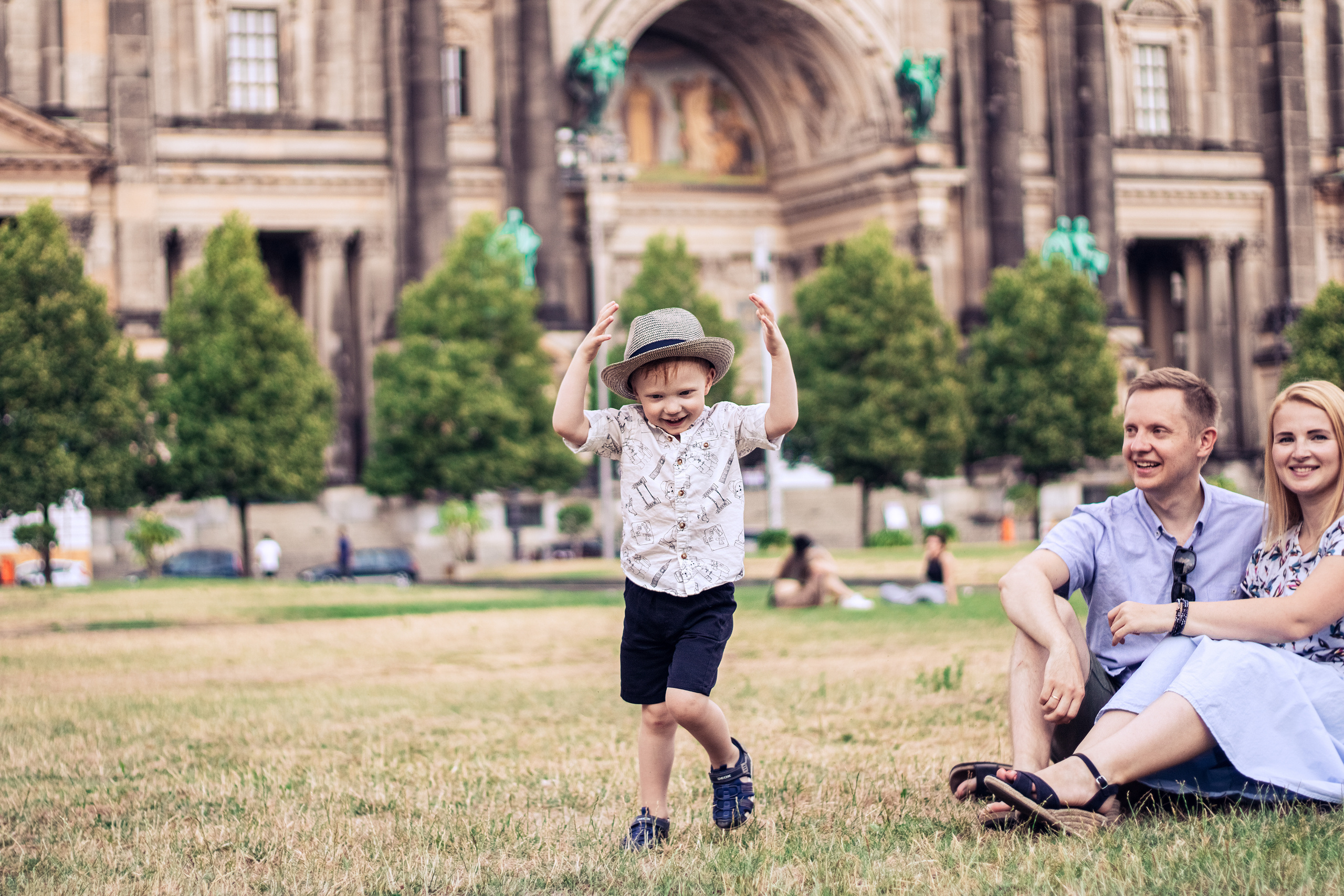 Fotoshooting mit Eltern und einem Sohn am Berliner Dom. Hochzeitsfotografie in Berlin Nataliia Schütze