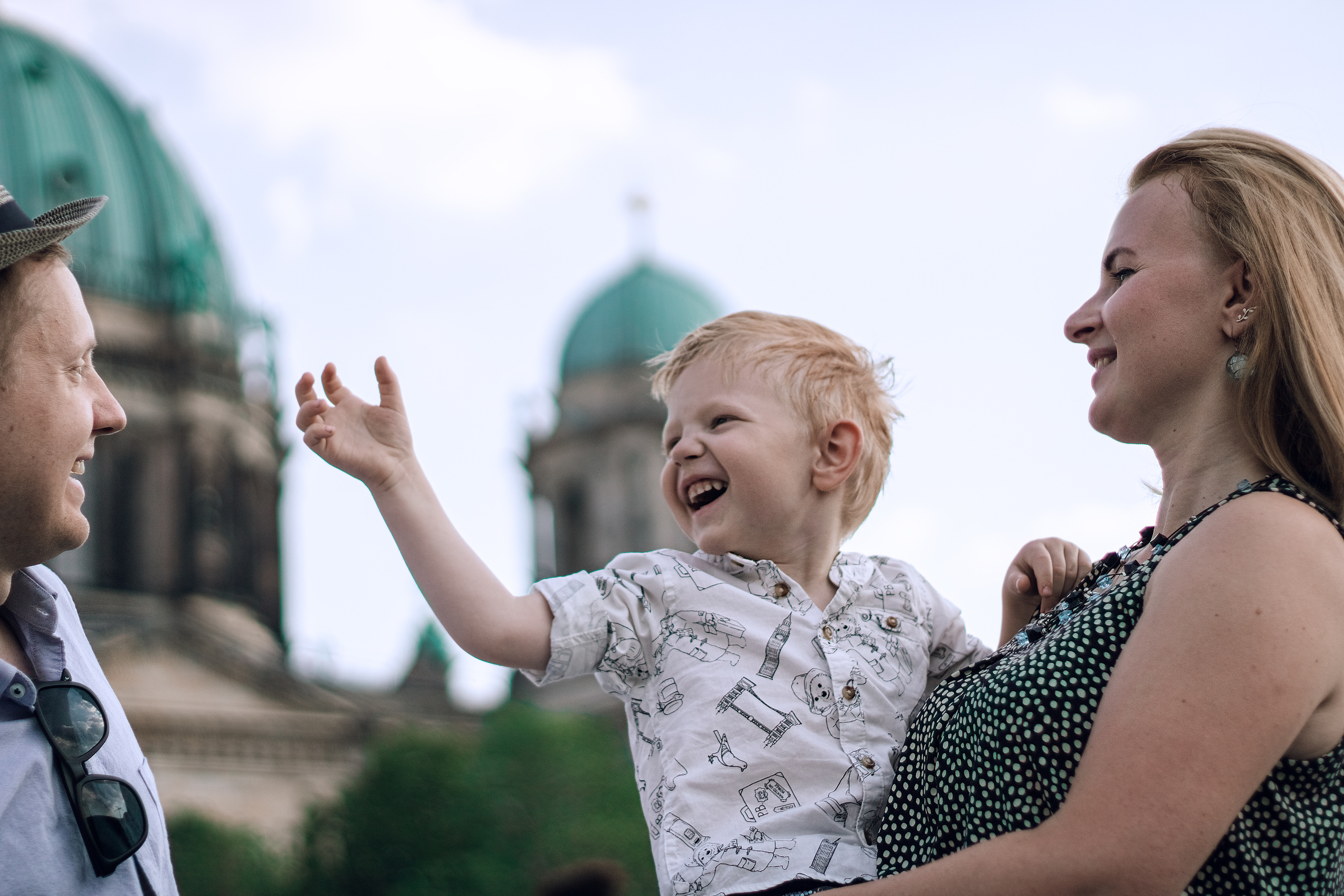 Fotoshooting mit Eltern und einem Sohn am Berliner Dom. Hochzeitsfotografie in Berlin Nataliia Schütze