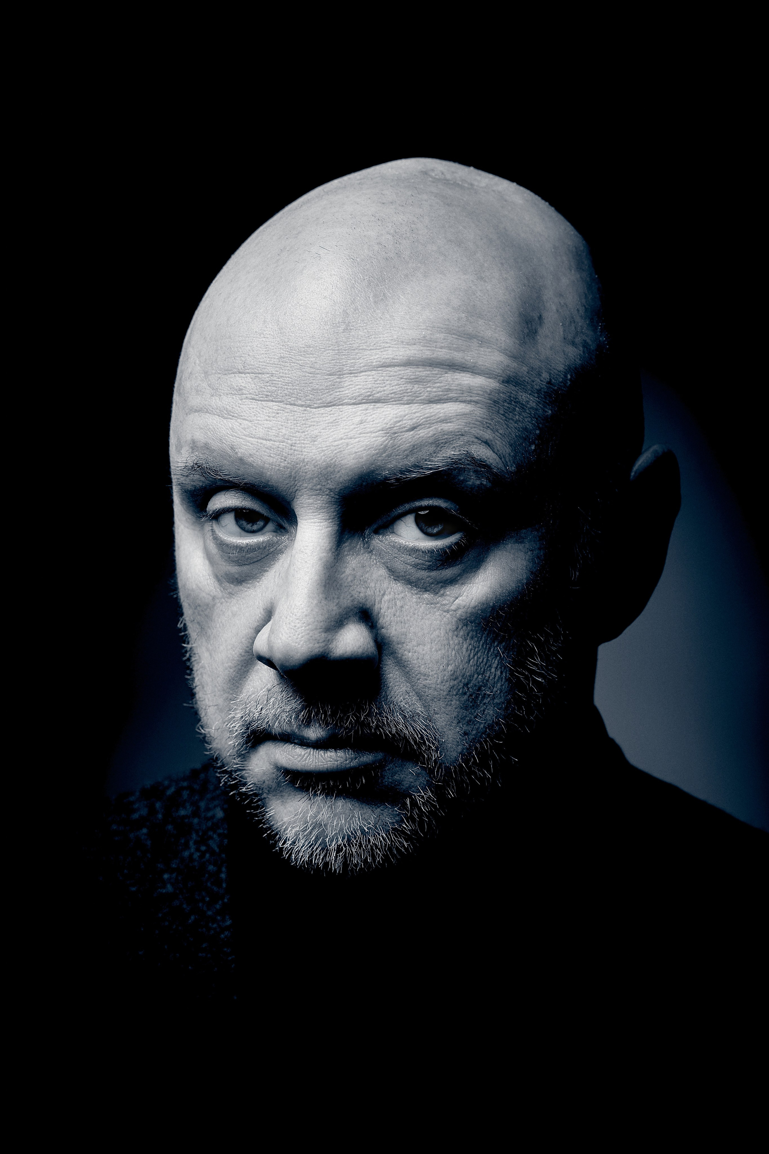 Portretowy fotograf Andriej Szypiłow - Spojrzenie na Kumpla w stylu Noir. Każdy z nas ma swoją ciemną stronę… Portret czarno-biały. BW. Black and White Portrait.