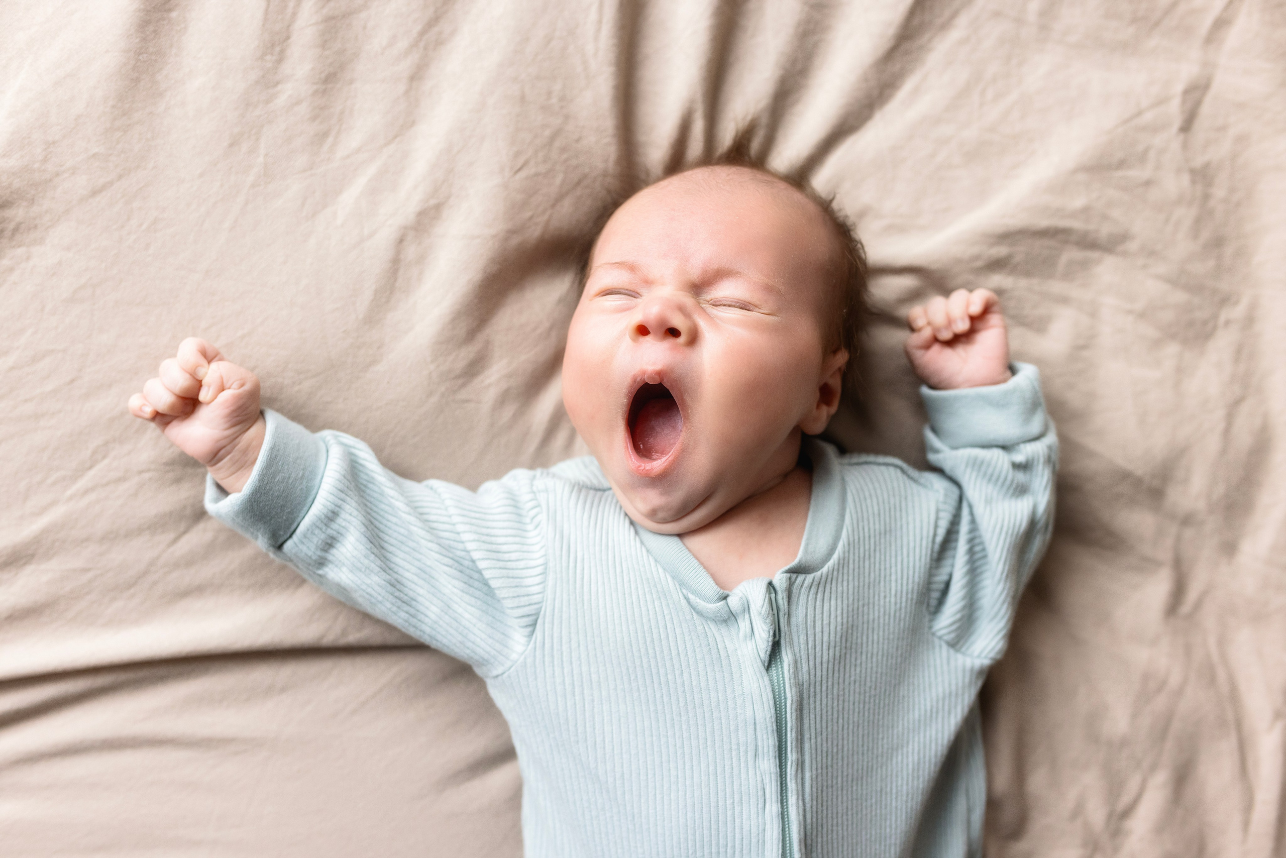 Zeldzame newborn momenten gefotografeerd door Irina Hoek.