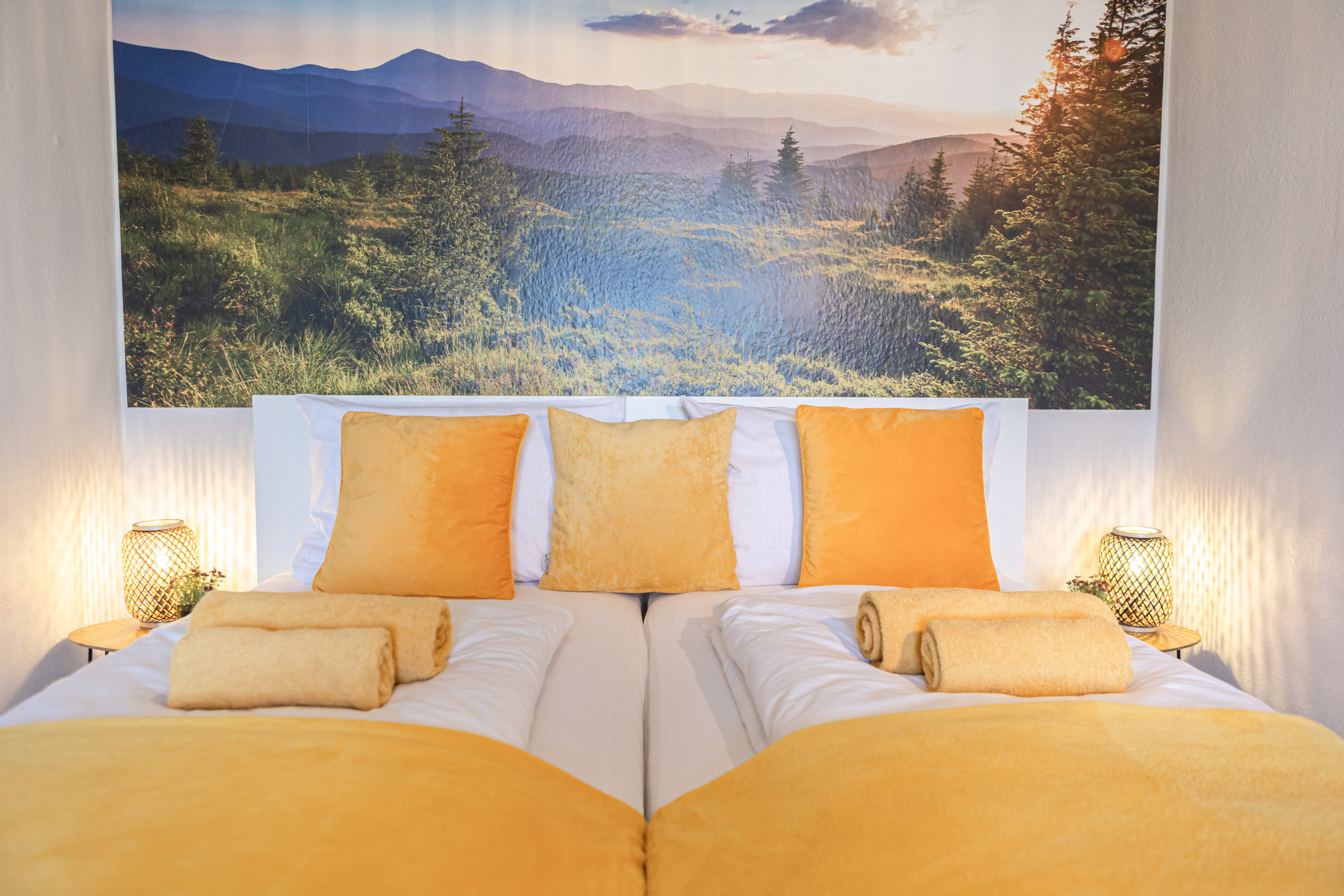 Fotoshooting eines gemütlichen Schlafzimmers mit Doppelbett und elegantem Interieur, ideal für den Immobilienverkauf