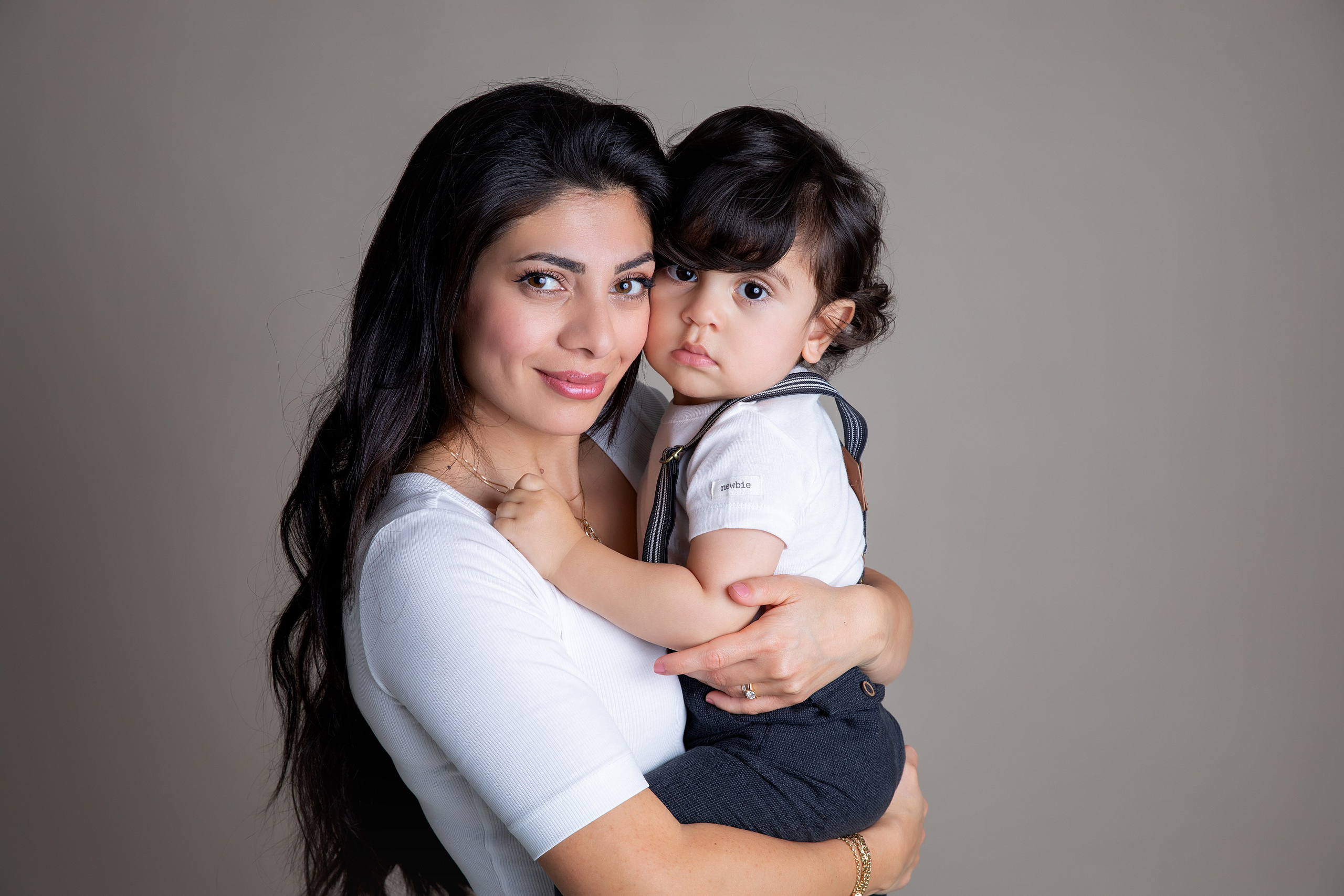 Fotostudion fångar er familjs speciella stunder, där alla, från barn till föräldrar, är med.