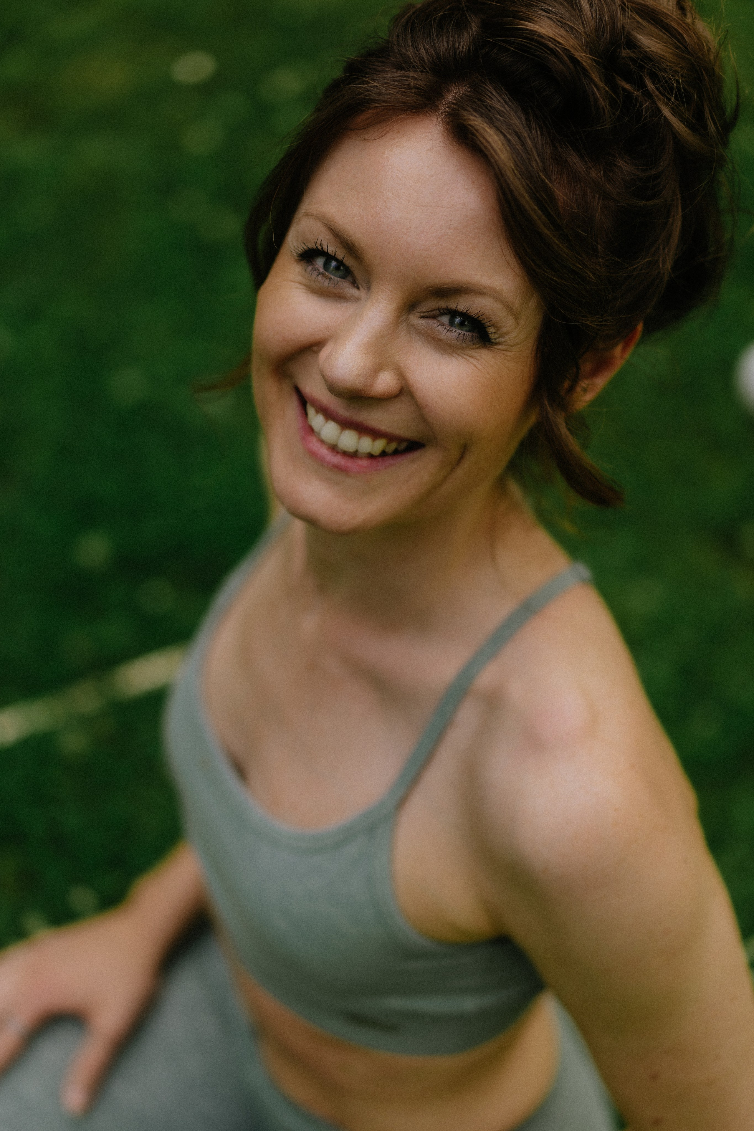 Porträt einer Yoga-Lehrerin, die unter freiem Himmel in der Natur eine Yogastunde gibt