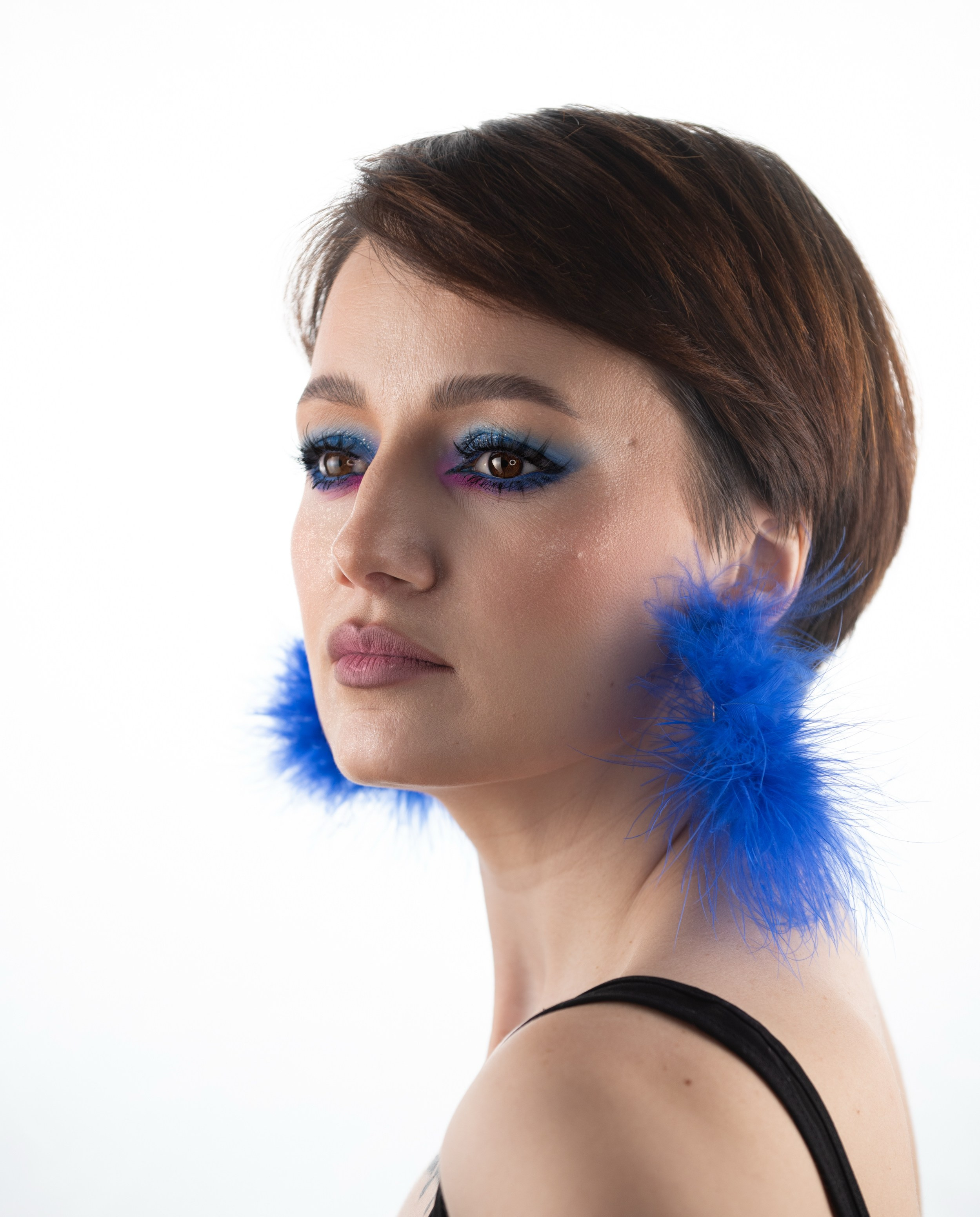 „Machiaj colorat vibrant, cu farduri intense și combinații îndrăznețe de culori. Un look creativ și expresiv pentru un stil unic și plin de personalitate.”