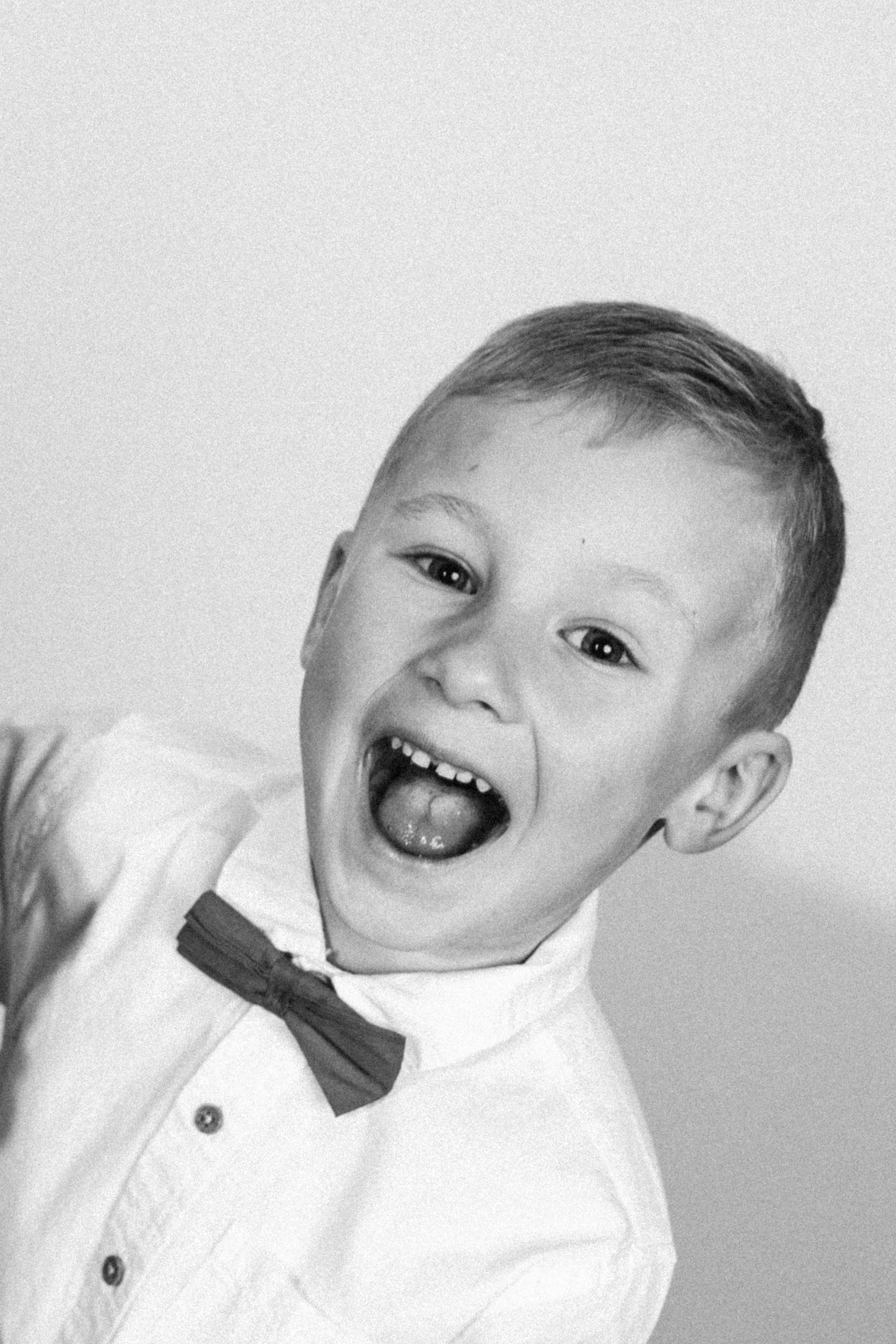 Minimalist Mom & Son Photoshoot — Pure Connection. Lifestyle and Family Photographer in Pisek Oxana Telupilova