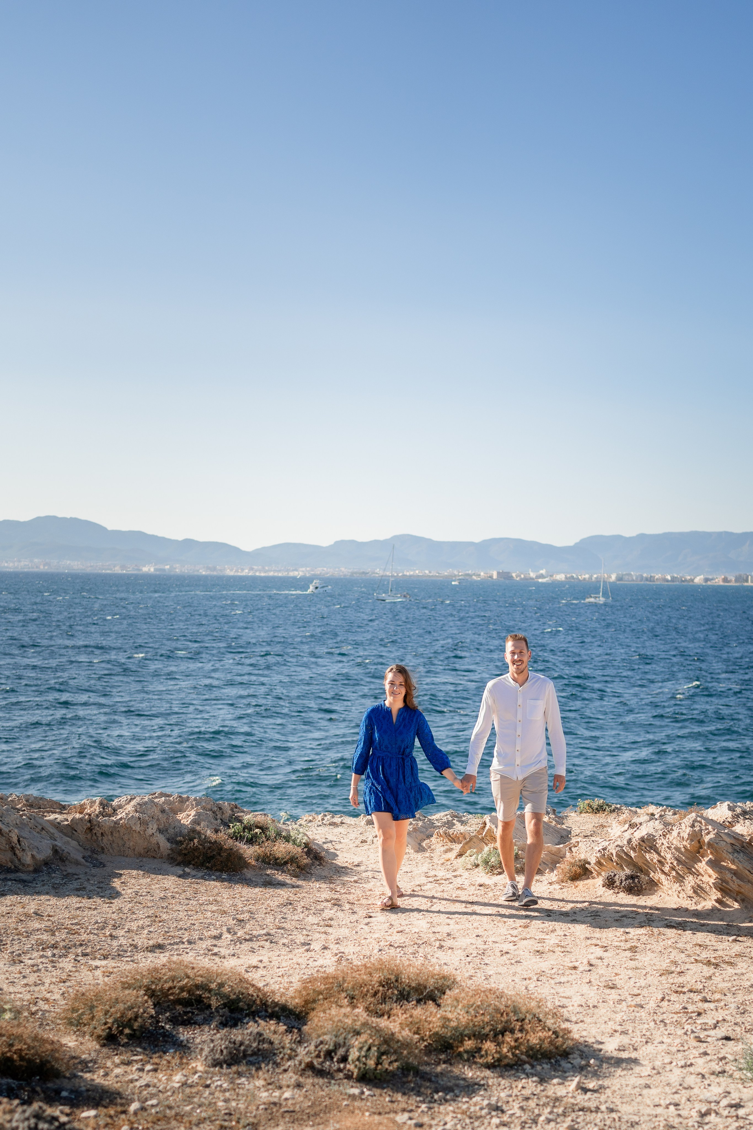 Romantischer Heiratsantrag auf Mallorca – Überraschung am Meer. Deine Fotografin auf Mallorca für Familien und Business