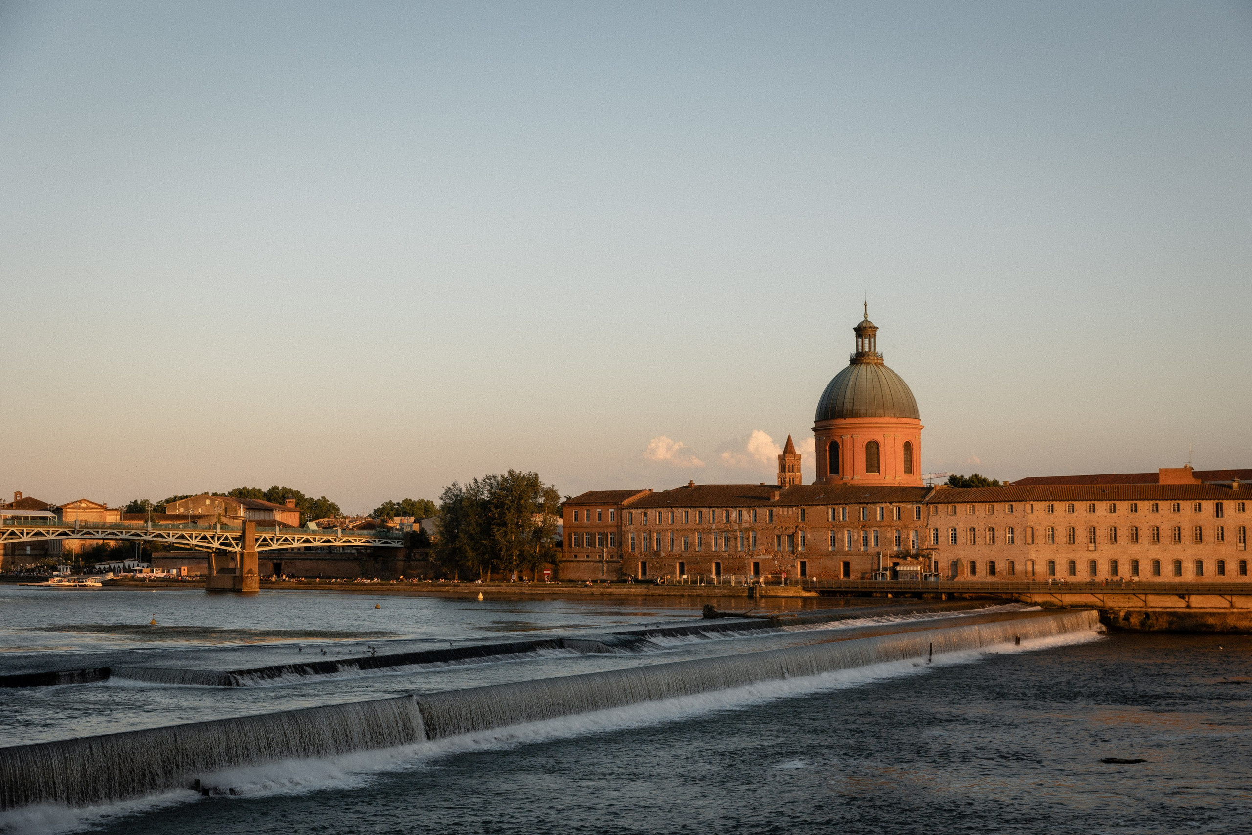 Séance fiançailles au bord de la Garonne: Un voyage romantique à Toulouse. Eugénie Smirnova — Photographe à Toulouse et dans le Sud-Ouest