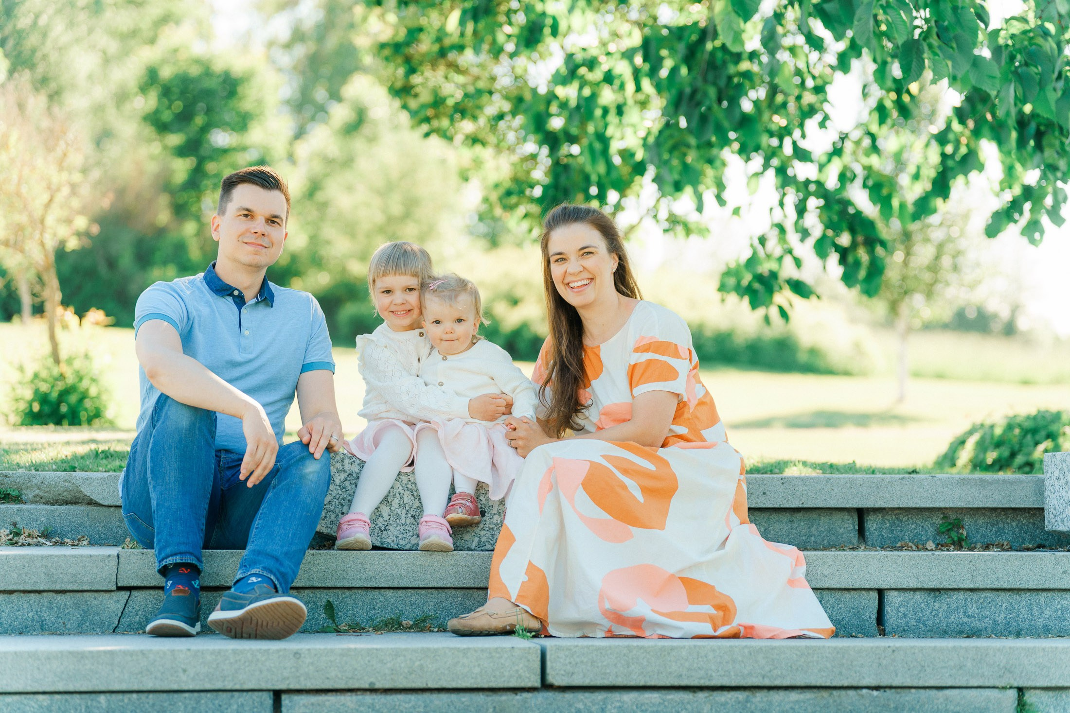 Perhekuvaus puistossa Espoossa