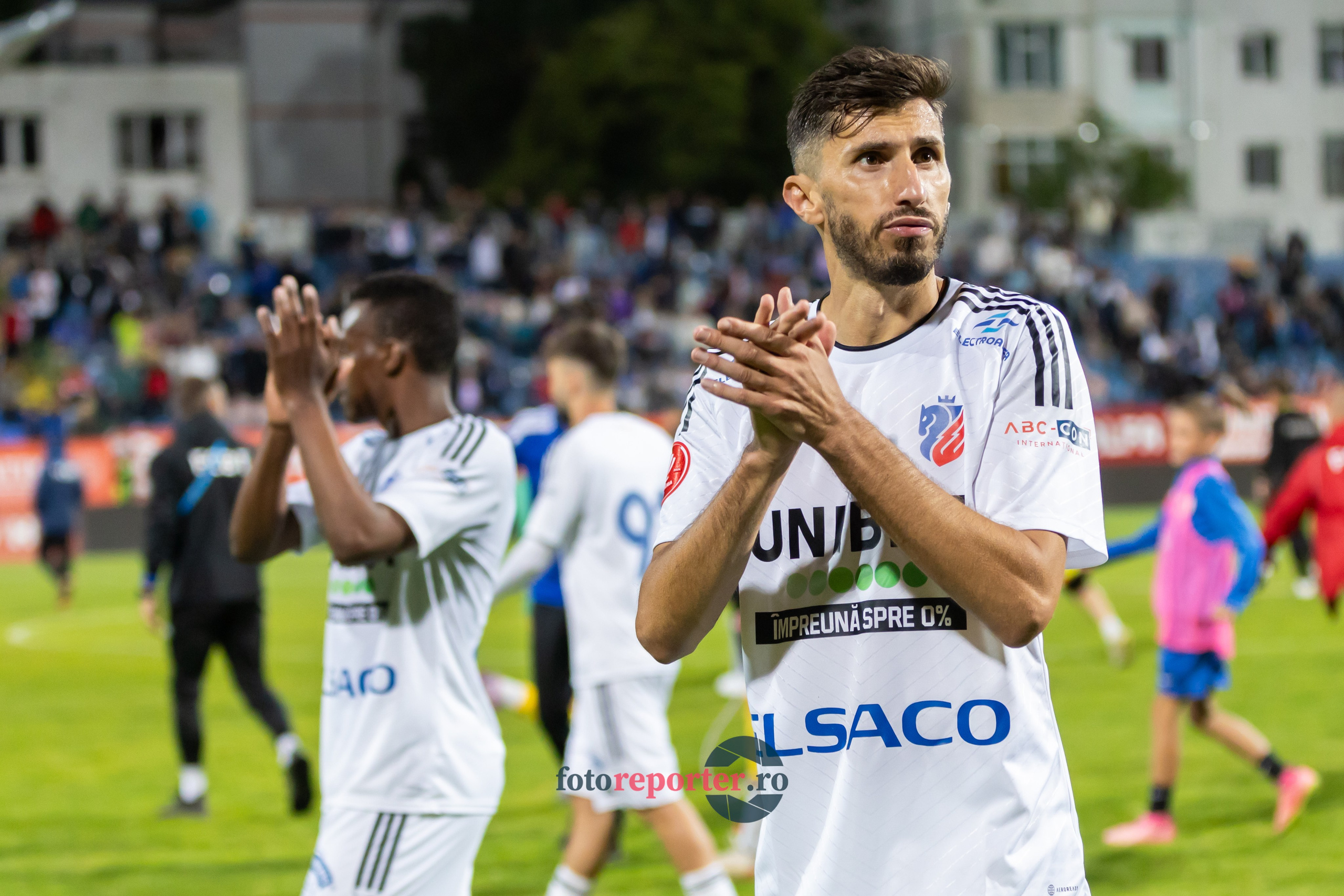 Galerie Foto: FC Botoșani vs. CS Mioveni - Pe 17 mai 2024, am fost martorii unei partide incredibile între FC Botoșani și CS Mioveni, în prima manșă a barajului pentru evitarea retrogradării. În fața unui stadion plin de emoție și speranță, echipa noastră a obținut o victorie importantă, cu un gol marcat de Aldair în minutul 93. 💪 *FC Botoșani 1-0 CS Mioveni*⚽️ Urmăriți momentele cheie ale meciului și bucuria suporterilor în această galerie foto! Pregătiți-vă pentru meciul de retur de pe 24 mai, când vom lupta din nou pentru a rămâne în prima ligă.#FCBotoșani #CSMioveni #BarajRetrogradare #ForzaBotoșani 