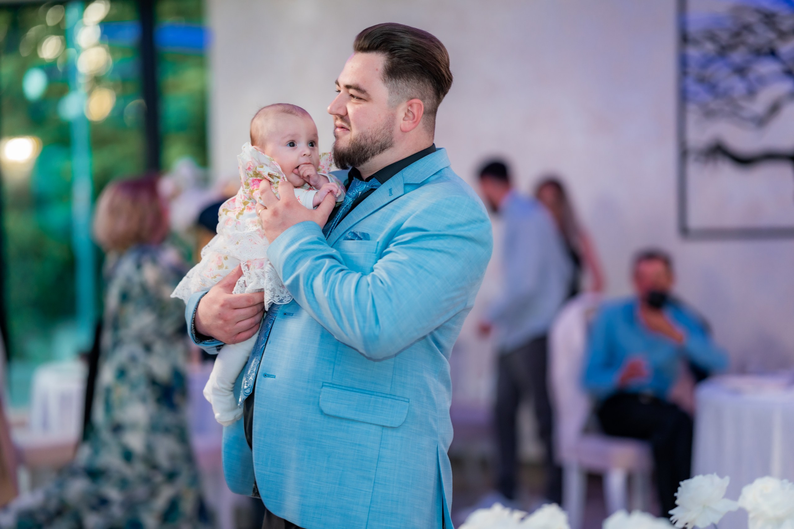 fotograf botez , fotografie botez Botoșani, fotograf Alin Chirilă, amintiri botez, fotografii botez, botez Miruna Parascheva, fotograf copii, fotografie botez în Botoșani-alt="botez , fotografie botez Alin Chirilă, amintiri botez, fotografii emoționante botez Botoșani"-- fotografii-botez-bebelus- amintiri-botez-micuț- moment-sfânt-crestinare- fotografie-emotionanta-botez- detalii-botez-bebelusi- parinti-fericiti-la-botez- fotograf-botez-profesionist- botez-in-biserica-ortodoxa- micuț-botezat-cu-emoție- zâmbete-și-lacrimi-la-botez- bebeluș-la-cristelniță- decor-botez-colorat- botez-cu-dragoste-și-credință- emotie-pura-la-botez- fotograf-botez-botosani- botez-iasi-suceava-fotograf- amintiri-nepretuite-botez-- Preotul ținându-l pe micuțul Mathias Gabriel la botez, în biserica Înălțarea Domnului, Copălău  - Detalii de la botezul lui Mathias – lumânare, trusou și icoană  - Familia lui Mathias Gabriel alături de micuț, în ziua botezului  - Portret emoționant cu mama și bebelușul în brațe, în biserică,fotograf profesionist evenimente Botoșani, Iași, Suceava, Fălticeni, Bacău, Pașcani, Roman - AlinoFotoStudio by Alin Chirilă - servicii foto nuntă, botez, cununie, ședințe foto creative, albume personalizate, fotografii emoționante și calitative pentru cele mai importante momente din viață,fotograf nuntă Botoșani Alin Chirilă,  ședință foto botez Iași - AlinoFotoStudio,  servicii fotograf profesionist evenimente Suceava,  fotograf cununie civilă Fălticeni - Alin Chirilă,  album foto nuntă personalizat Bacău.“Bebeluș botezat în biserică, ținut în brațe de nași”	•	“Detaliu cu lumânarea de botez decorată cu flori albe”	•	“Părinți emoționați alături de copilul lor la ceremonia de botez”	•	“Masa festivă de botez cu decor tematic și tort personalizat”	•	“Momentul în care preotul toarnă apă sfințită pe fruntea bebelușului”	“Bebeluș în rochie albă de botez, zâmbind în brațele mamei”	•	“Detaliu cu cruciulița de botez așezată pe o pernă de satin”	•	“Părinți și nași aprinzând lumânările în timpul ceremoniei de botez”	•	“Tort de botez decorat cu figurine tematice și numele copilului”	•	“Copil botezat dormind liniștit în pătuțul decorat festiv”	•	“Momentul în care preotul binecuvântează copilul în fața altarului”	•	“Invitați adunându-se în jurul mesei festive la petrecerea de botez”	•	“Bebeluș ținând în mână o jucărie personalizată primită la botez”	•	“Familie fericită pozând împreună după ceremonia de botez”	•	“Decor tematic cu baloane și flori la locația petrecerii de botez” fotograf Botoșani fotograf evenimente fotograf botez Alin Chirila fotograf alinofotostudio.fotograf botez Amelis Maria, fotografie botez Botoșani, fotograf Alin Chirilă, amintiri botez, fotografii botez, botez Amelis Maria, fotograf copii, fotografie botez în Botoșani,