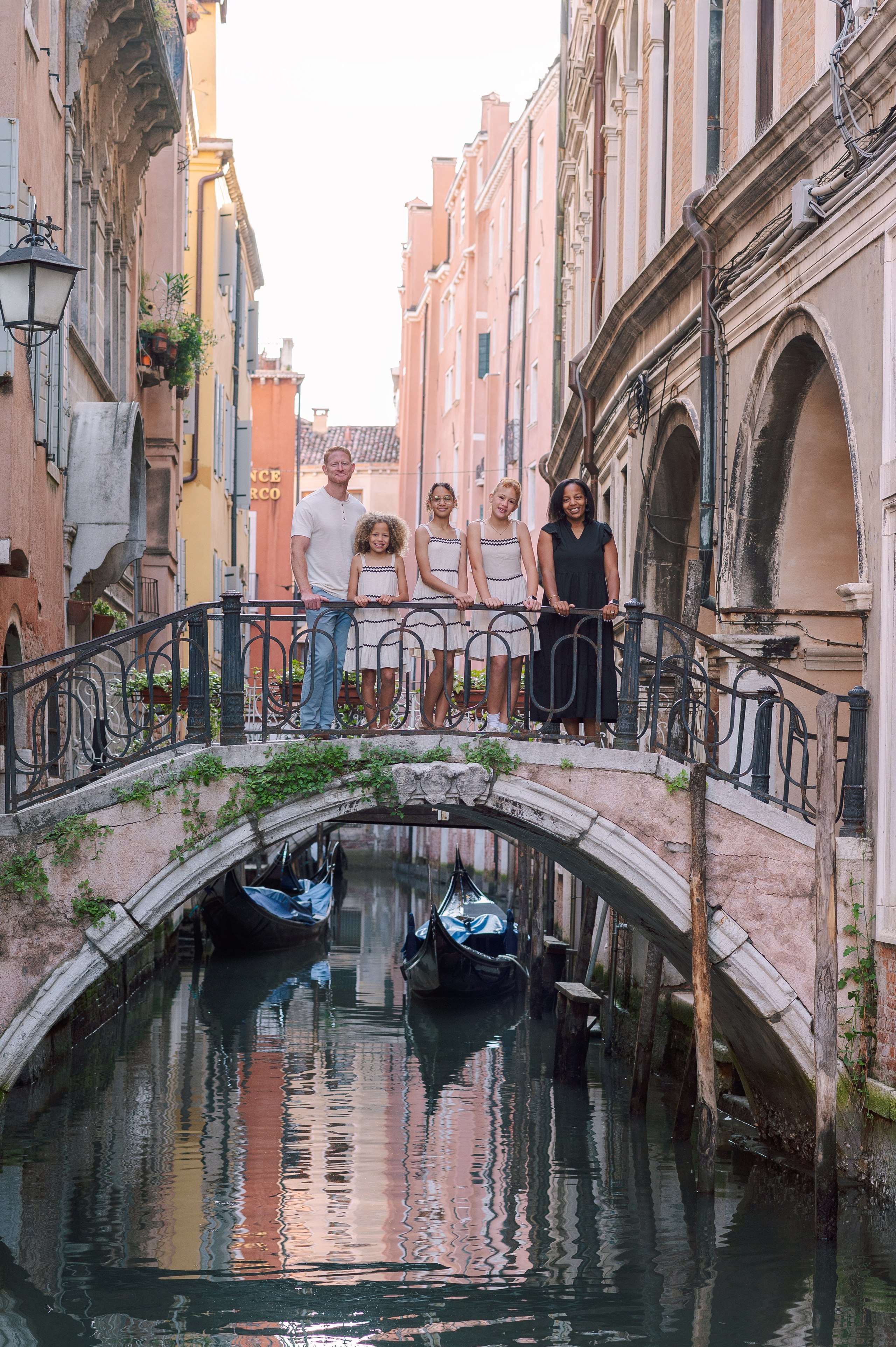 Eliza, Elena, Elliana, Teresa and Brad. Photographer in Venice Anna Terzi
