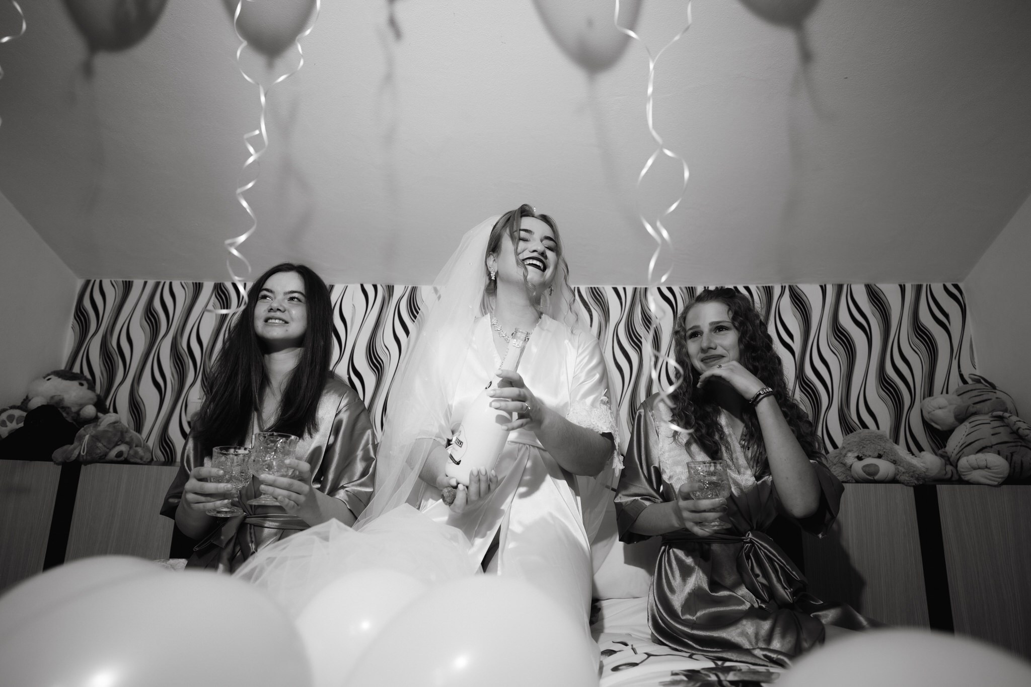 Fotograf profesionist de nuntă. Cu o abordare creativă și tehnici unice, spunem povestea voastră prin imagini pline de iubire și naturalețe. Descoperă arta fotografiei de nuntă . Fotograf Iasi, fotograf de nunta Suceava. Fotografii de nuntă. Pachet fotografii de nuntă. Fotograf Iasi, fotograf Suceava, fotograf Botosani, fotograf Romania. Servicii foto nuntă. Servicii foto-video.