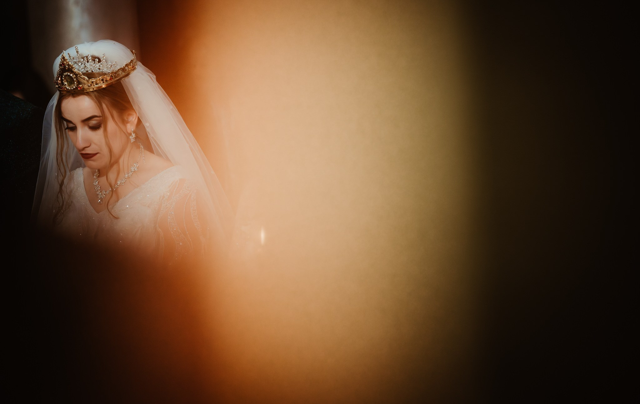 Fotograf profesionist de nuntă. Cu o abordare creativă și tehnici unice, spunem povestea voastră prin imagini pline de iubire și naturalețe. Descoperă arta fotografiei de nuntă . Fotograf Iasi, fotograf de nunta Suceava. Fotografii de nuntă. Pachet fotografii de nuntă. Fotograf Iasi, fotograf Suceava, fotograf Botosani, fotograf Romania. Servicii foto nuntă. Servicii foto-video.