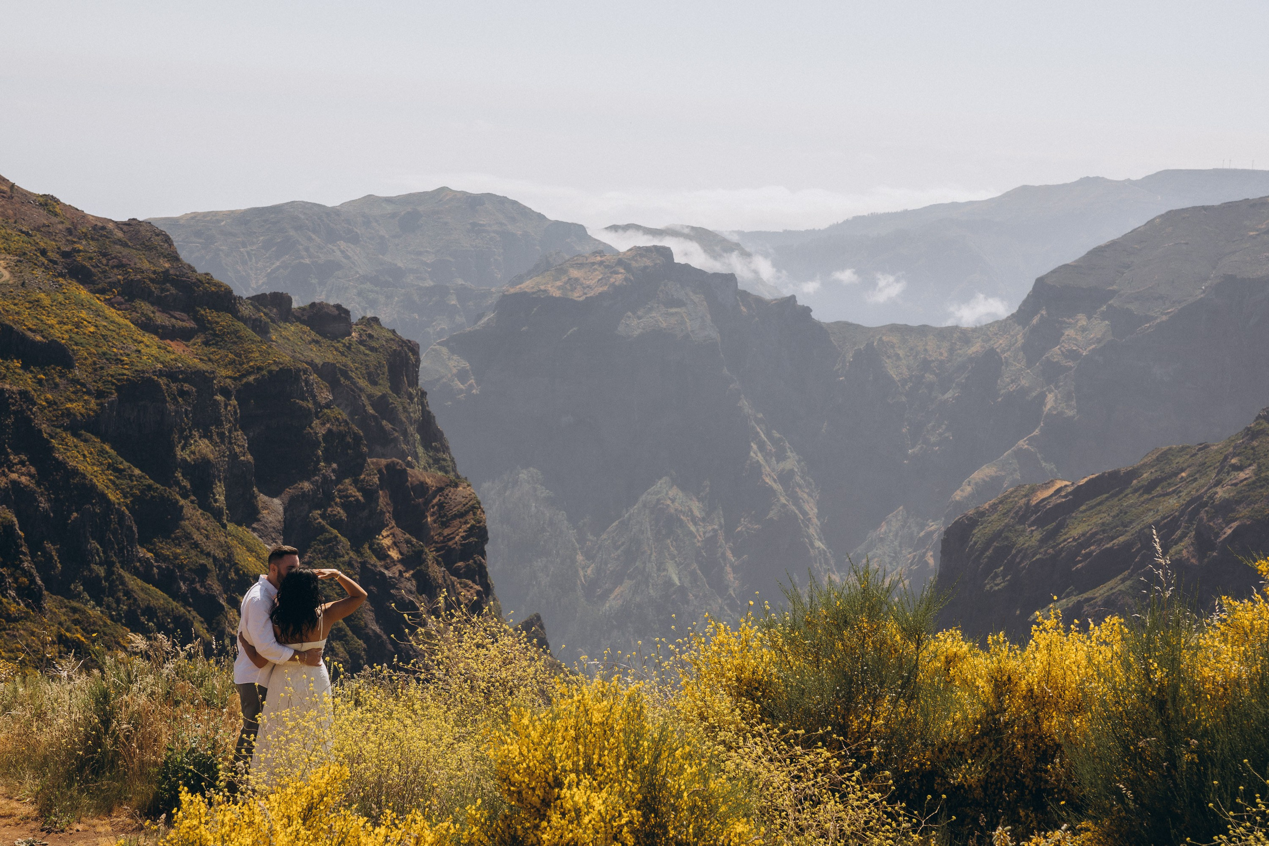 Proposal at Pico do Arieiro, Madeira – romantic engagement with breathtaking mountain views, capturing intimate moments in nature.
