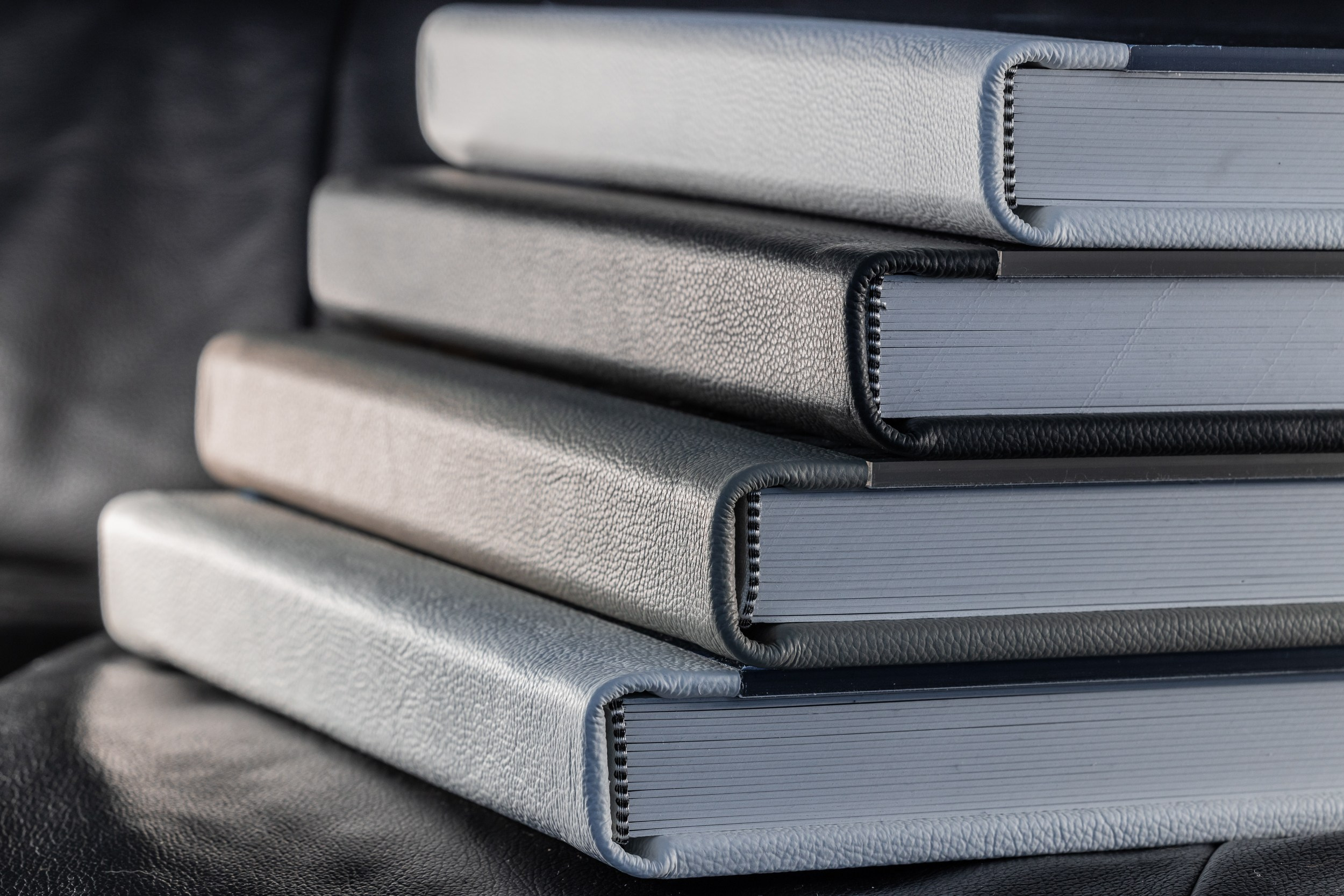 Persönliche Fotobücher – Hochwertige Erinnerungen. Fotograf Sergej Nevelskij in Dortmund — Emotionale Hochzeitsfilme, Immobilienaufnahmen & individuelle Fotobücher