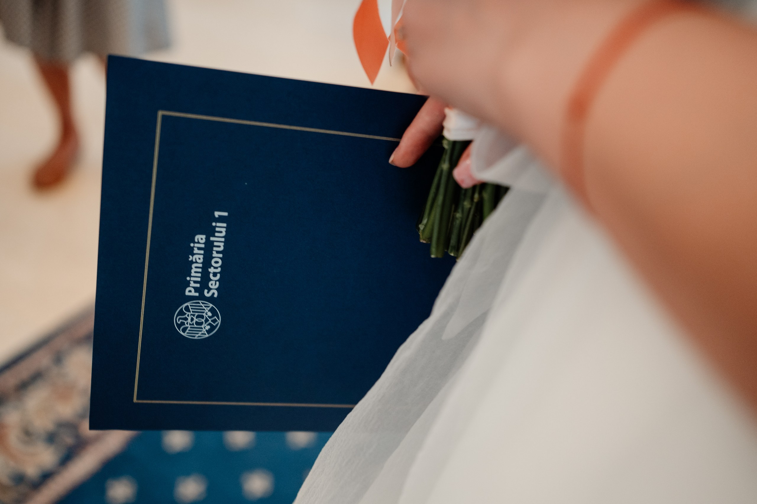 Miri fericiți în fața oficiului stării civile din Bucuresti, Sector 1, celebrând începutul unei noi vieți împreună. Fotografie de cununie civilă, capturând naturalețea și bucuria momentului special.