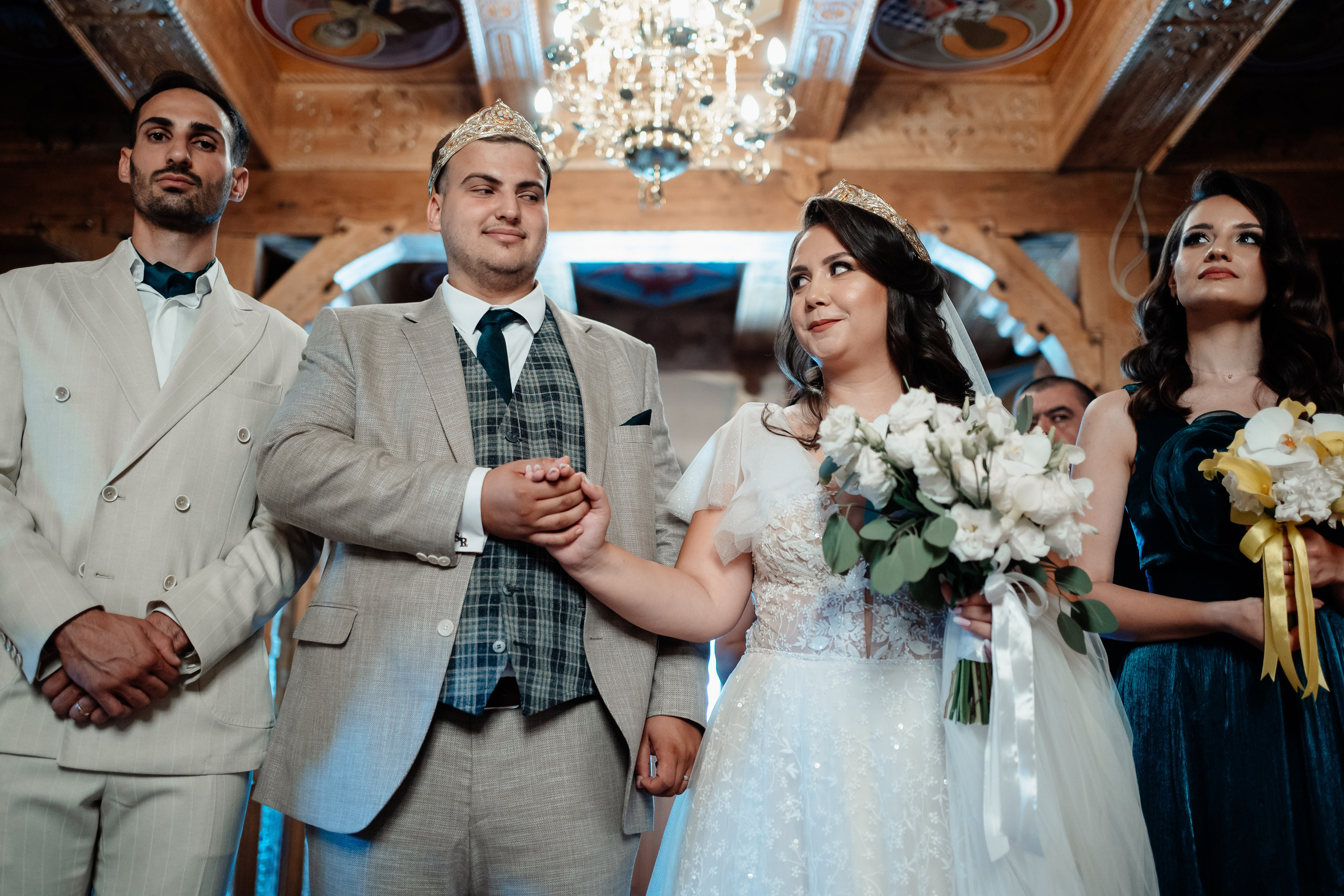 Moment emoționant între miri în ziua nunții, surprins într-un cadru natural și romantic, la Daimon Events. Fotografie de nuntă profesională, editată artistic pentru a evidenția emoția și eleganța evenimentului.