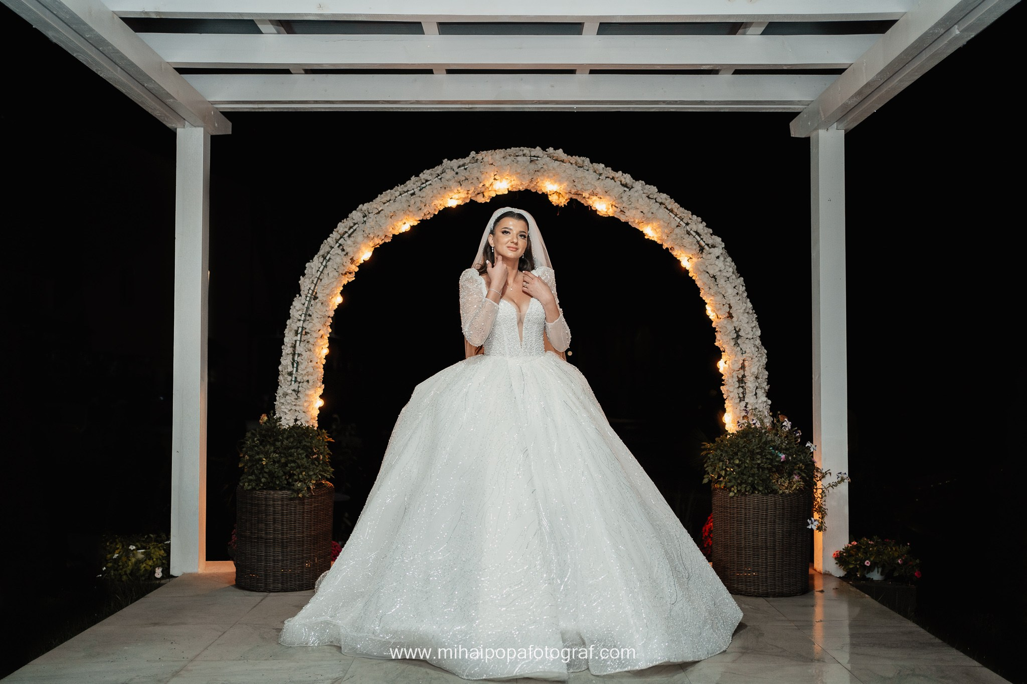 Moment emoționant între miri în ziua nunții, surprins într-un cadru natural și romantic, la Bolintin-Vale. Fotografie de nuntă profesională, editată artistic pentru a evidenția emoția și eleganța evenimentului.