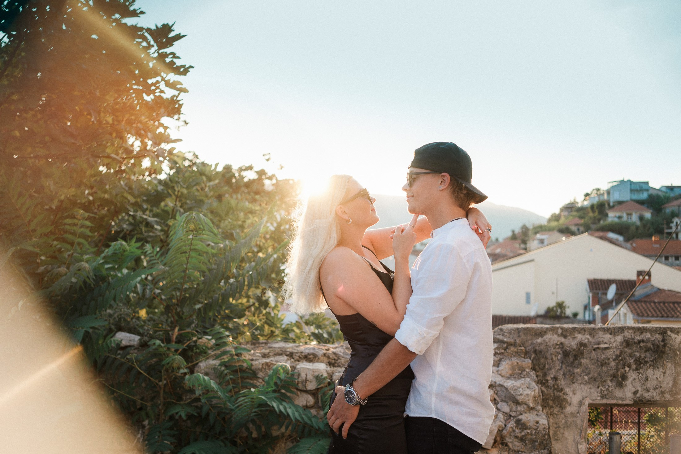 Romanttinen Kihlauskuvaus Montenegrossa – Vanhat Kaupungit ja Rantakuvat Kuunvalossa. Valokuvaaja Montenegro