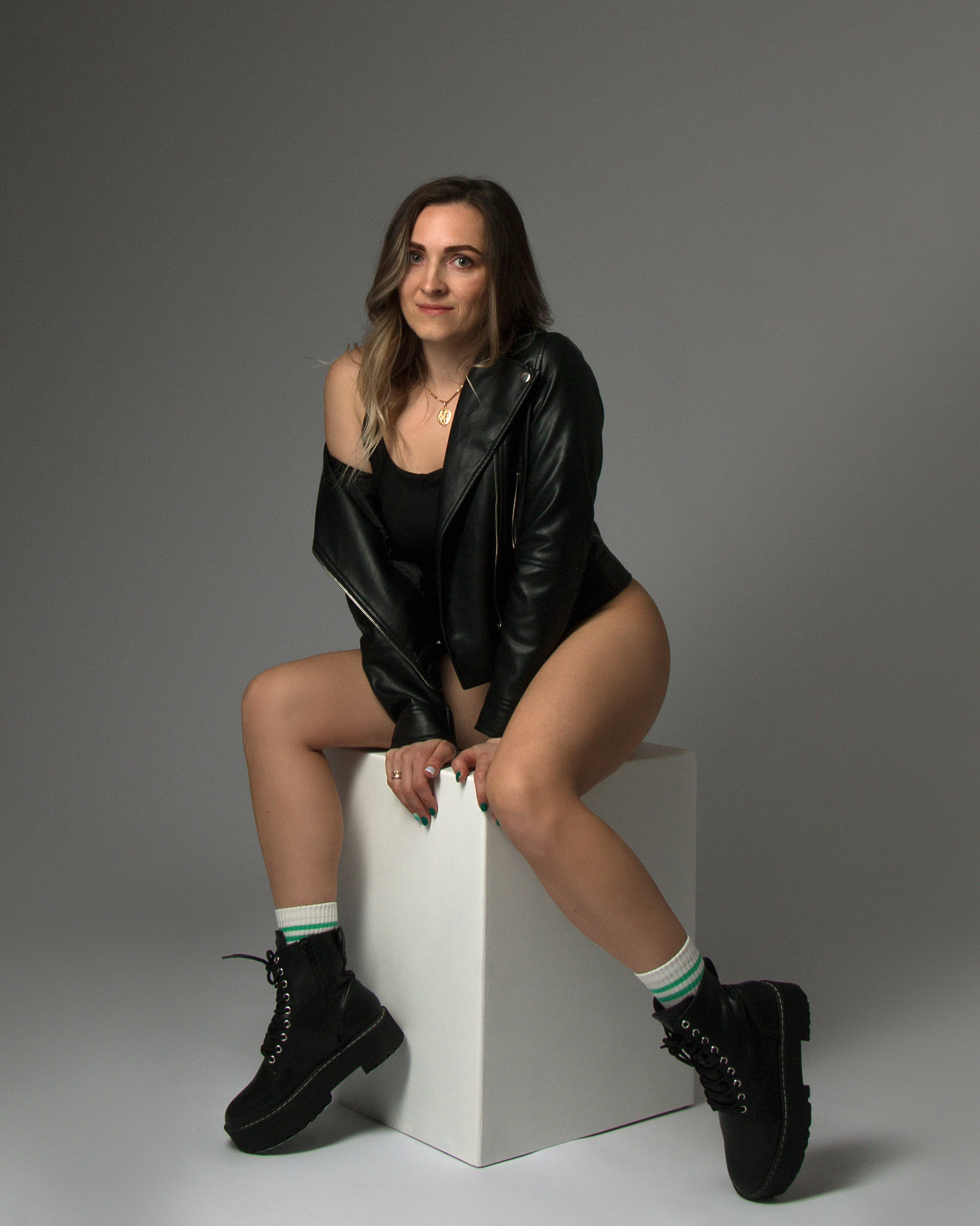  Studiofoto von Ekaterina – kraftvoller Look in schwarzer Lederjacke