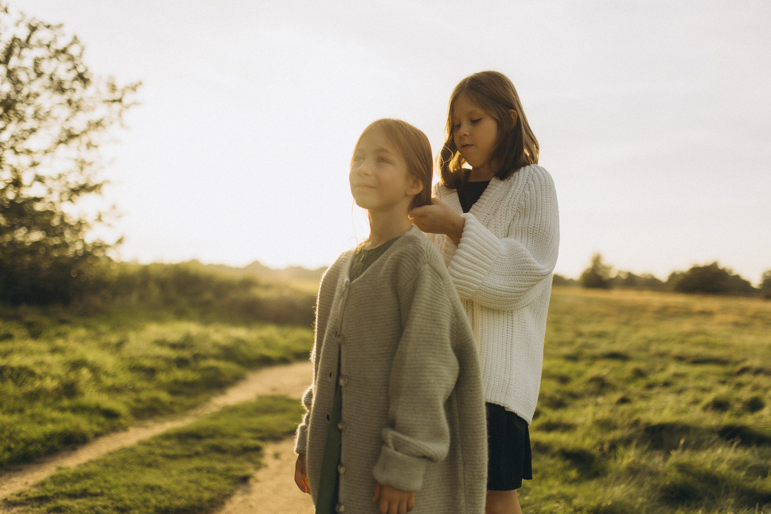 Mama und ihre zwei bezaubernden Töchter in einer familiären Fotosession. Familien & Hochzeitfotografin Nadja Holzmann