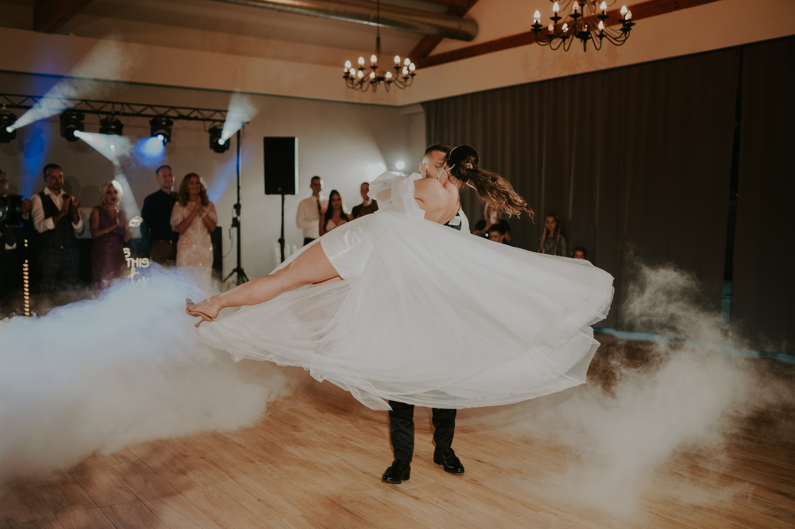 Sala Koralowa w Jaworzu: Opowieść o ślubie Nikoli i Kacpra. Karkowskafoto - fotografia miłości