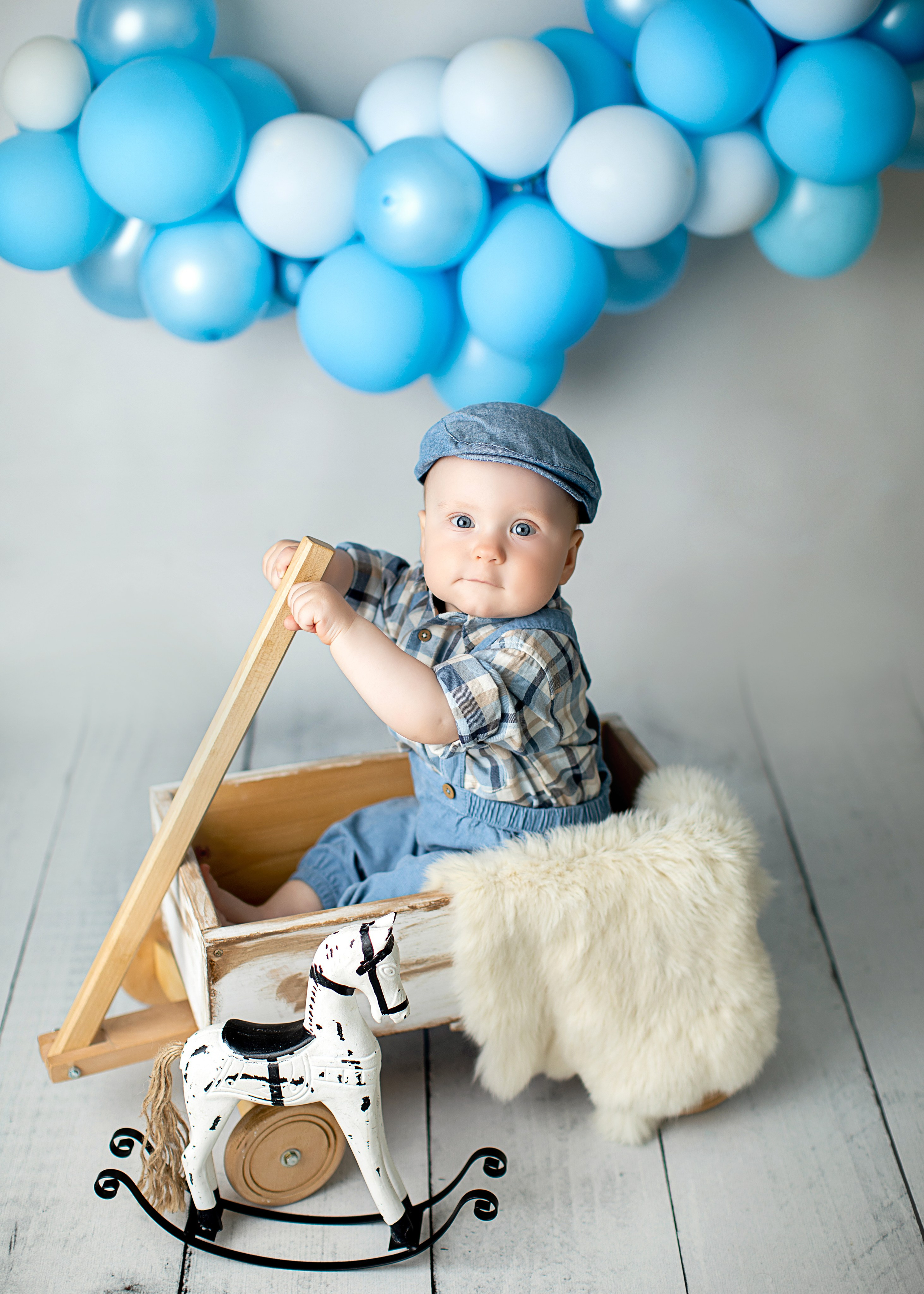 Fira ettårsdagen med en fotografisk fest, där vi fångar ditt barns glädje och de speciella stunderna på deras första födelsedag.