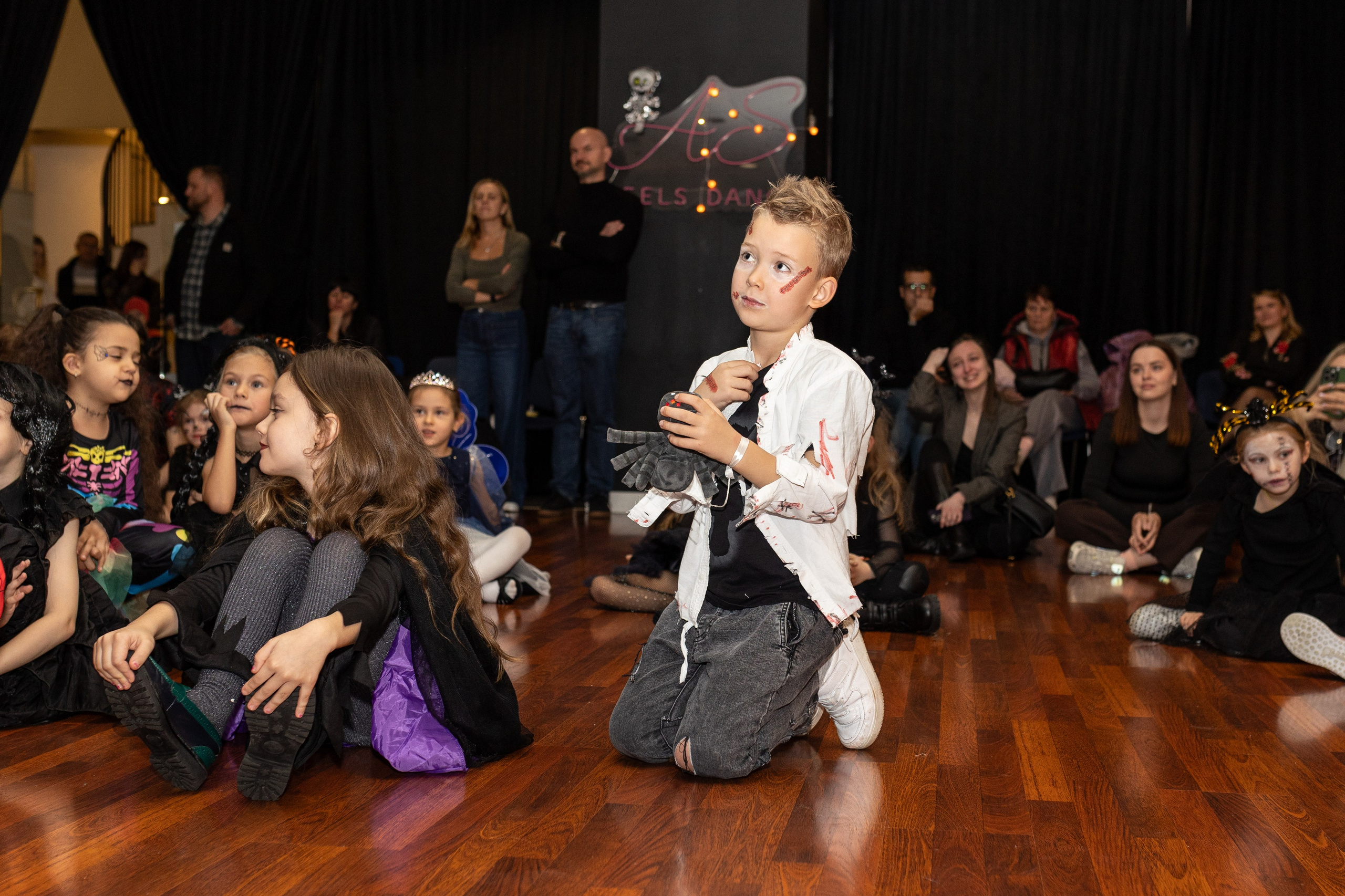 Leo dance studio Helloween 2025. Семейный и детский фотограф в Варшаве Мила Бобровская