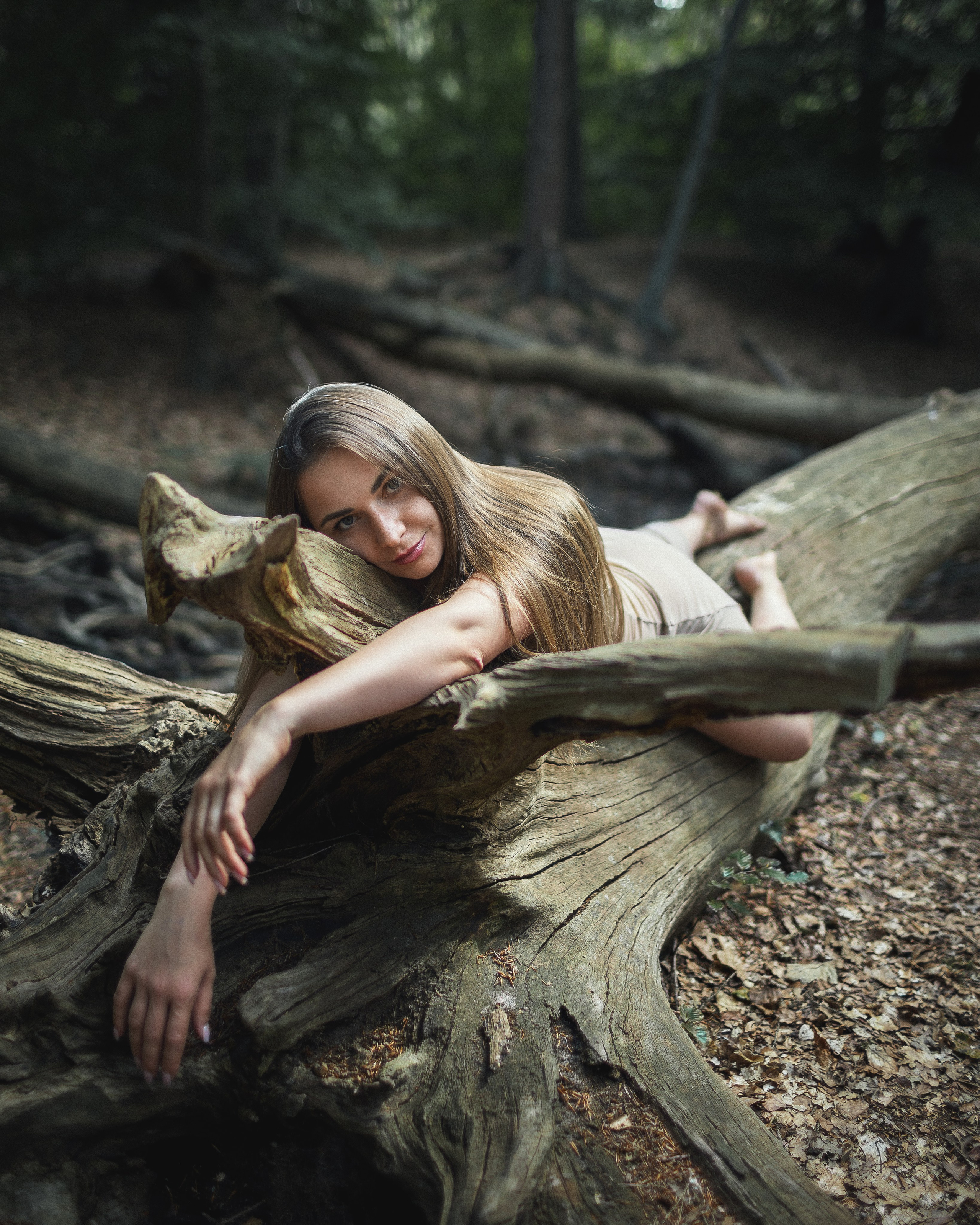 Anastasija im Einklang mit der Natur – Portraitfotografie im Wald