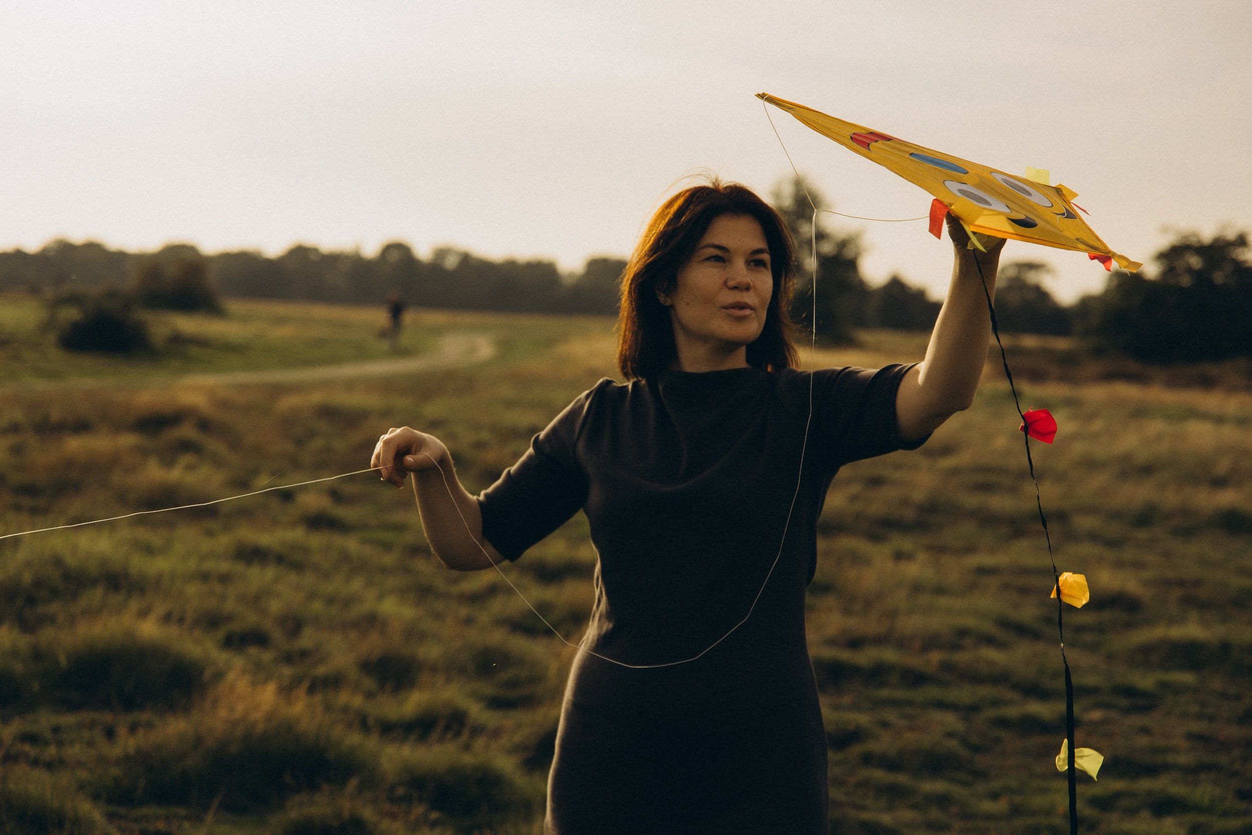 Mama und ihre zwei bezaubernden Töchter in einer familiären Fotosession. Familien & Hochzeitfotografin Nadja Holzmann
