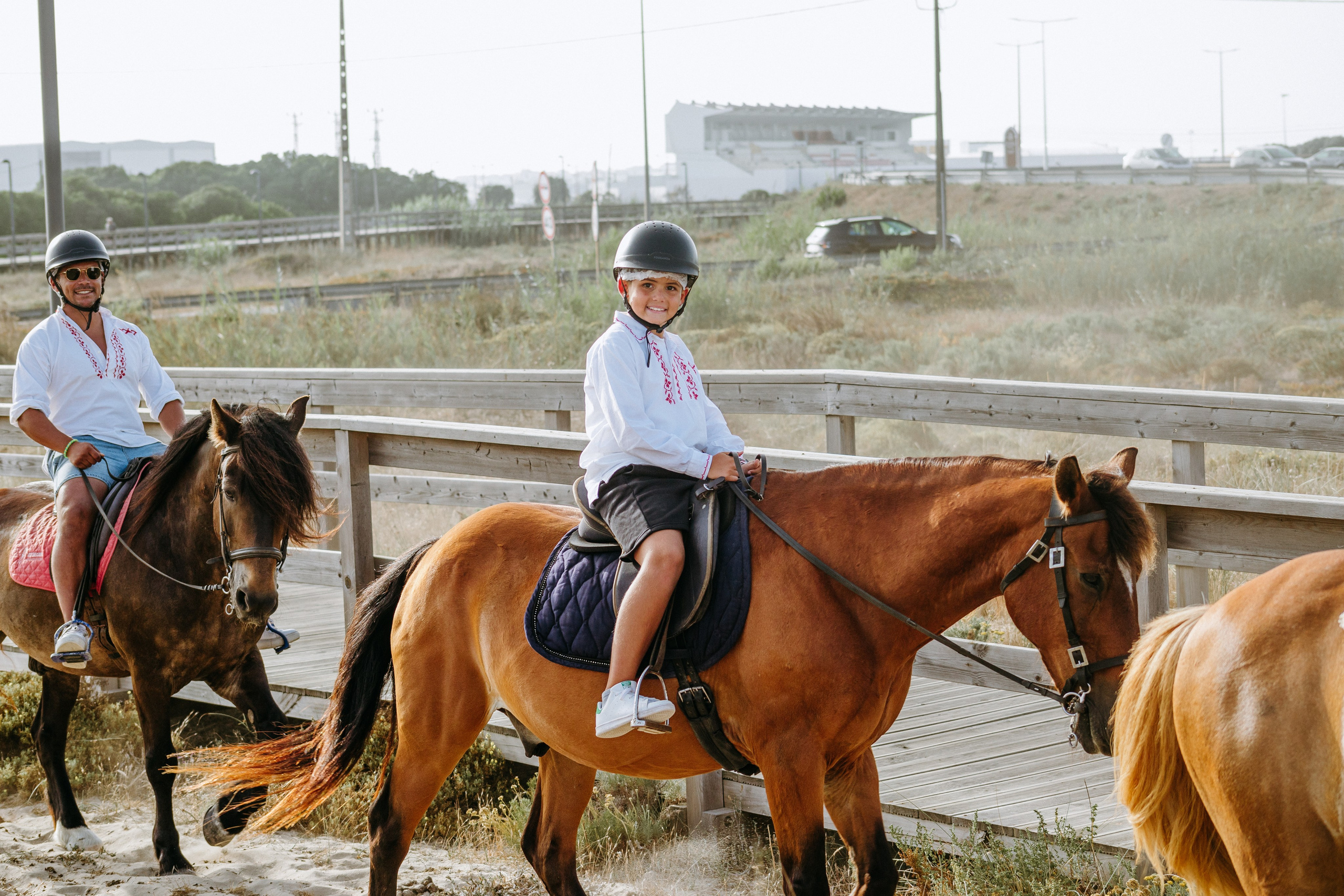 Marlene & Tiago com filhos. Passeios a Cavalo na Praia Peniche | Eco Salgados Agroturismo