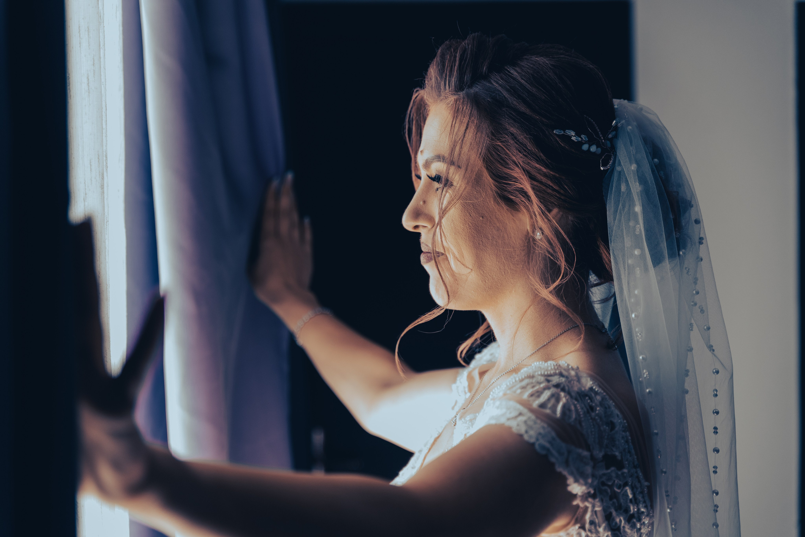 Sedinta foto mireasa, fotografii la geam mireasa, fotograf de portret, fotografii fashion, fotograf model, fotografii miri, fotografii mireasa, rochie de mireasa, fotografie profesionala de nunta, locatii de nunta in aer liber