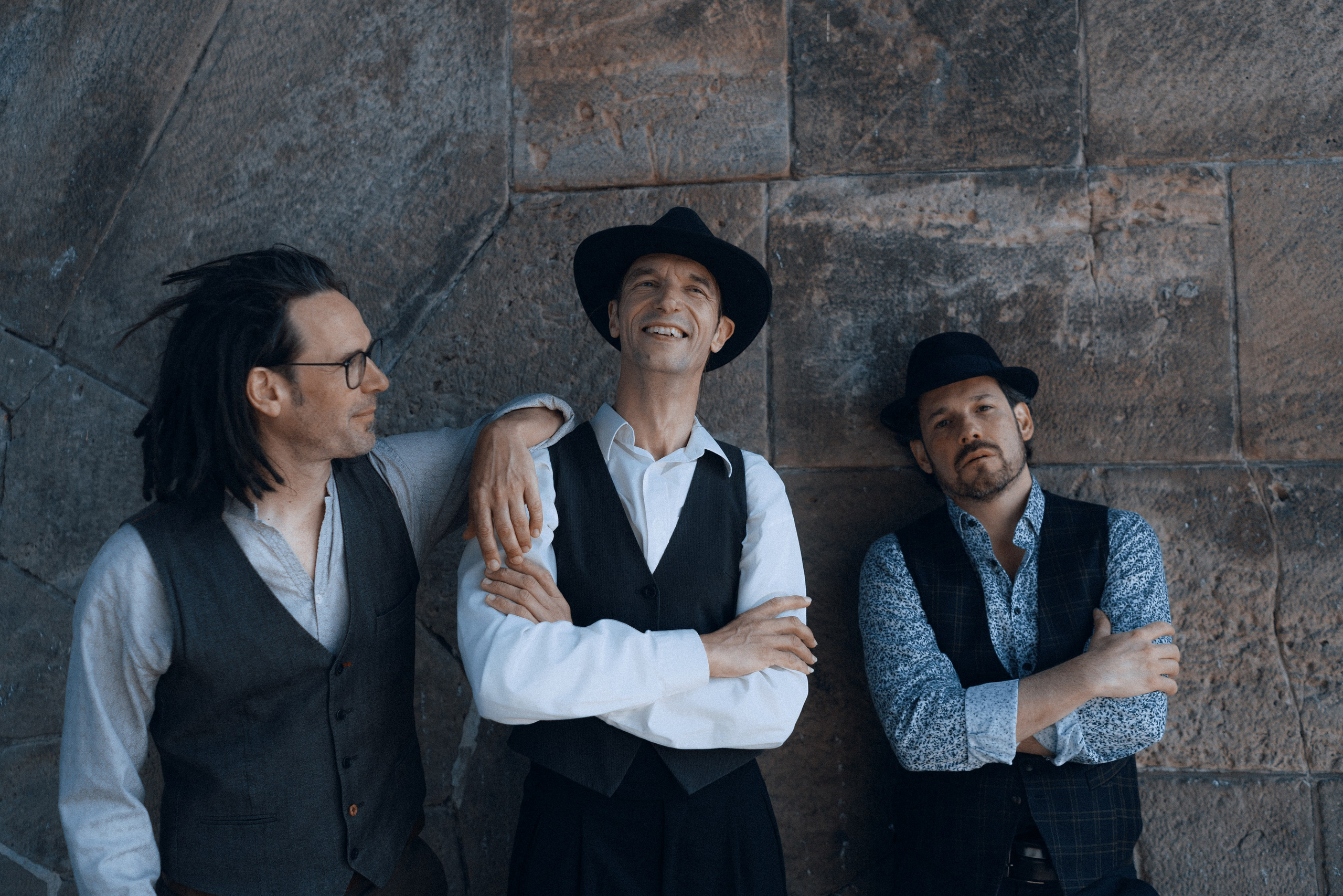 Gruppenportrait der Band Ziganimo vor einer Backsteinwand