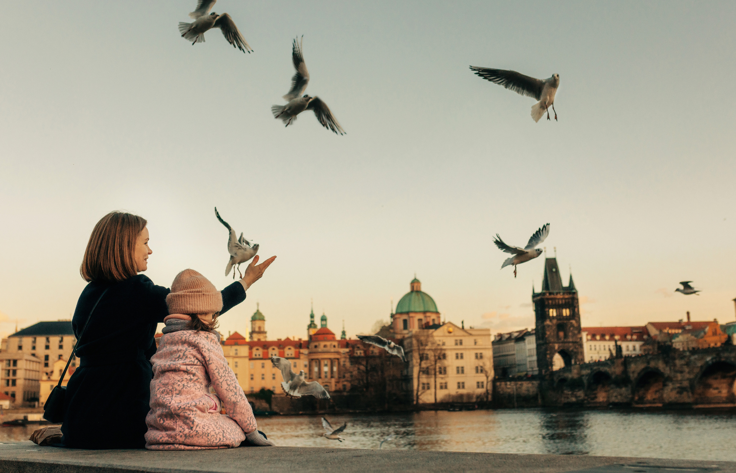 Анна с семьей в парке. Rodinný a svatební fotograf v Praze