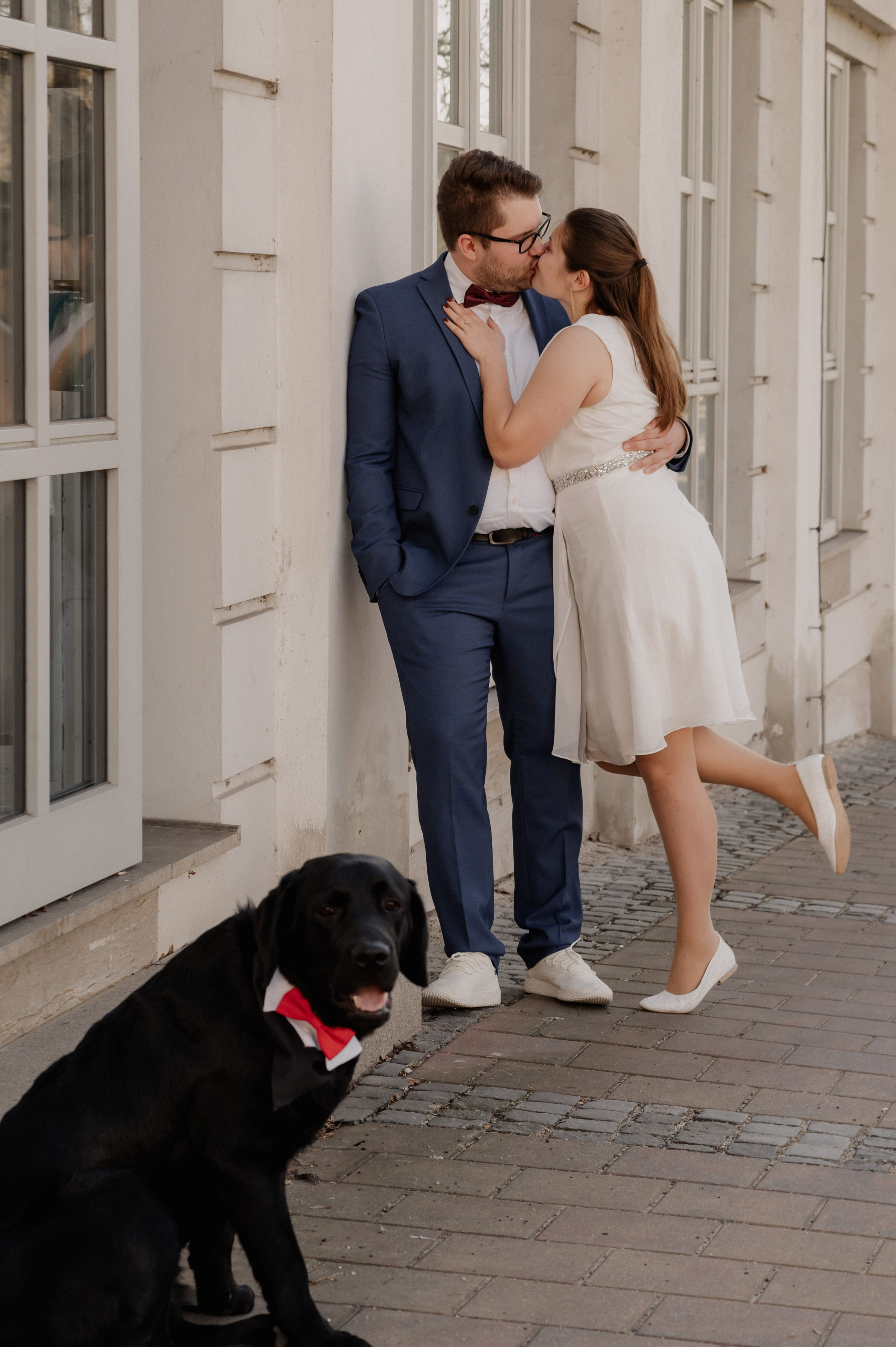 Ein Hochzeitspaar mit einem Hund heiratet in Ansbach.