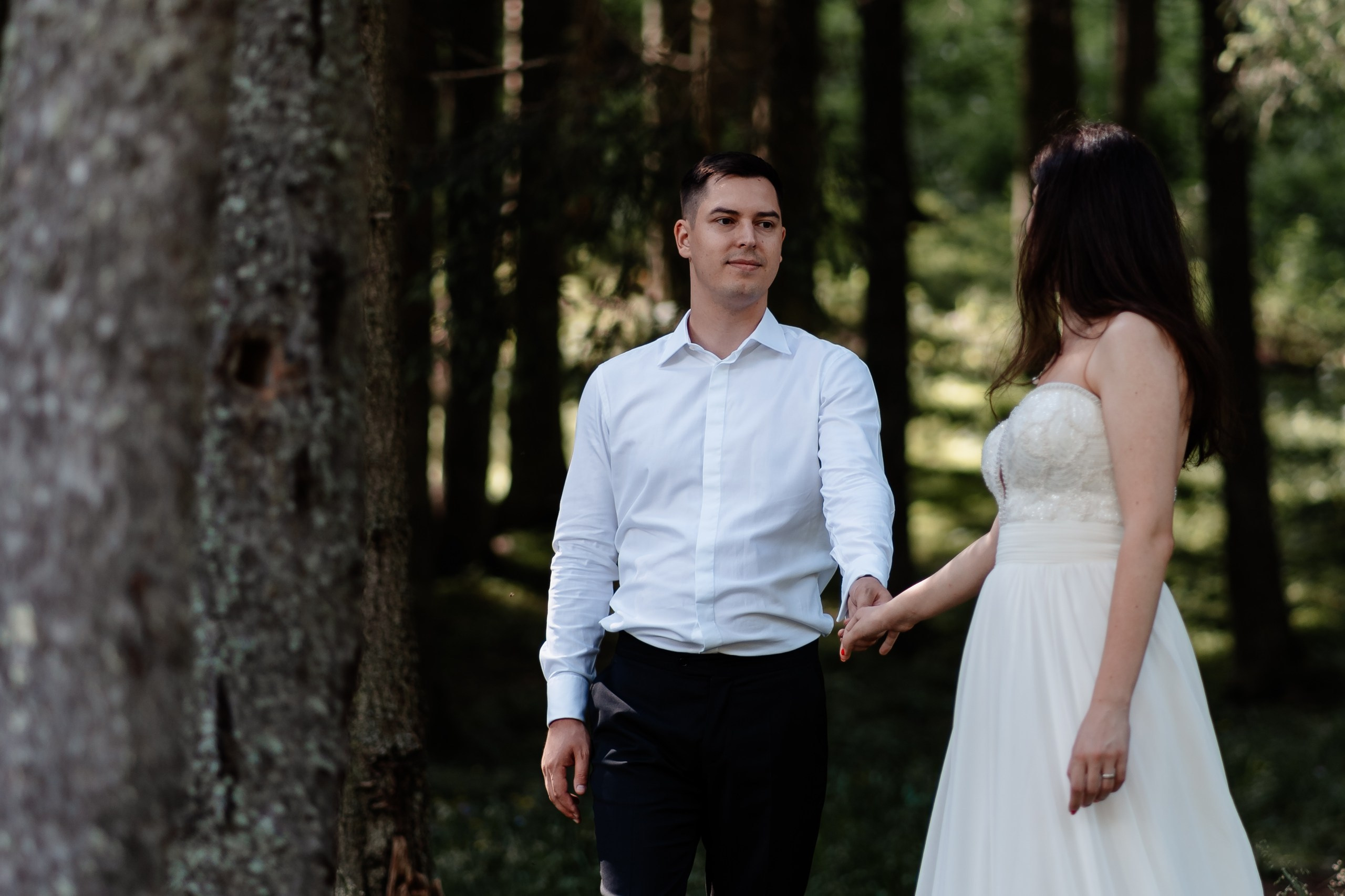 Moment emoționant între miri în ziua nunții, surprins într-un cadru natural și romantic, la Lacul Bolboci. Fotografie de nuntă profesională, editată artistic pentru a evidenția emoția și eleganța evenimentului.