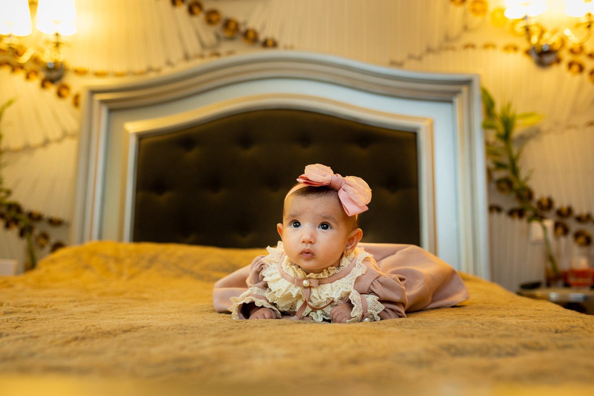 Fotografie realizata in timpul pregatirii bebelusului in ziua botezului.