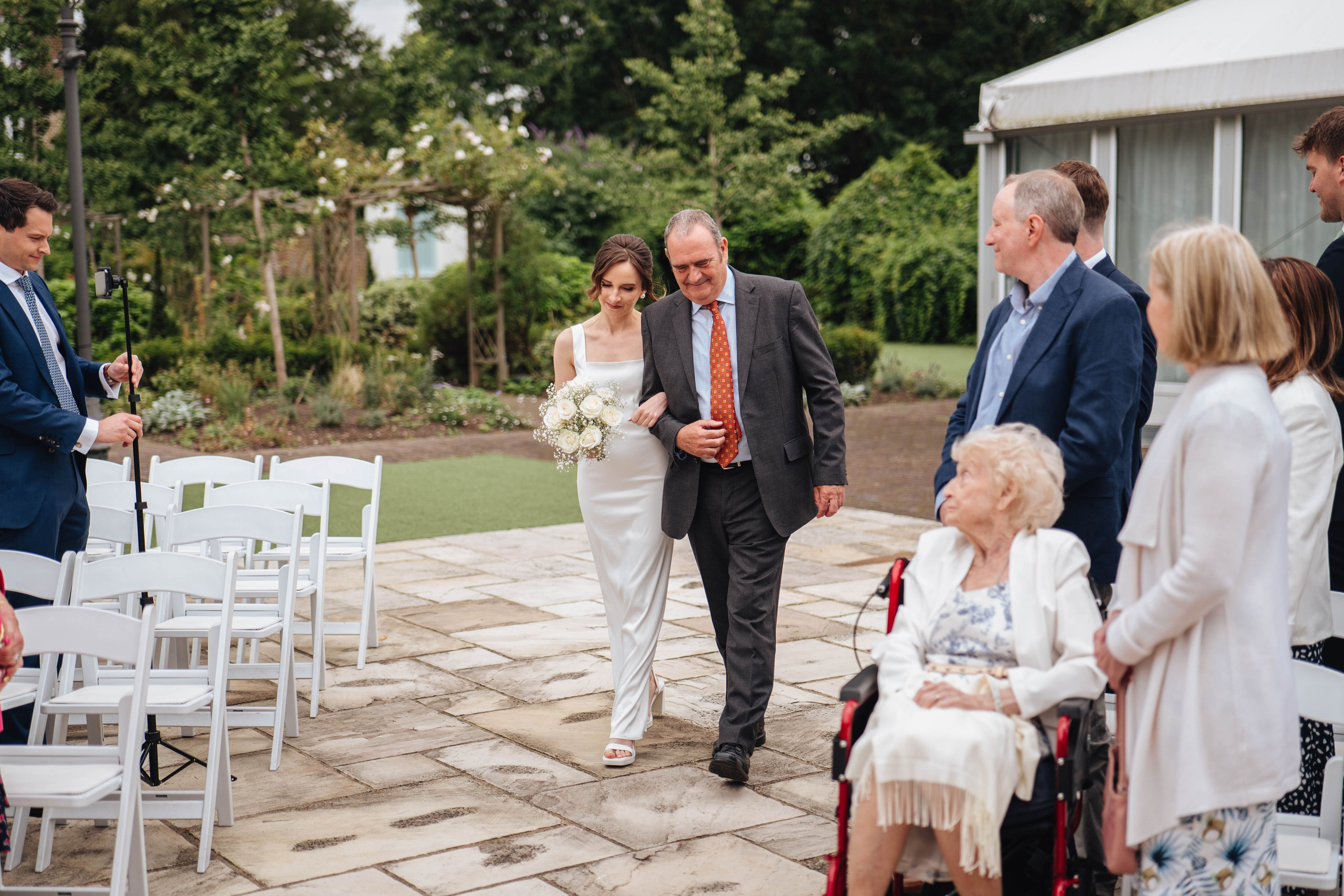 bride and her father arriving at the venue