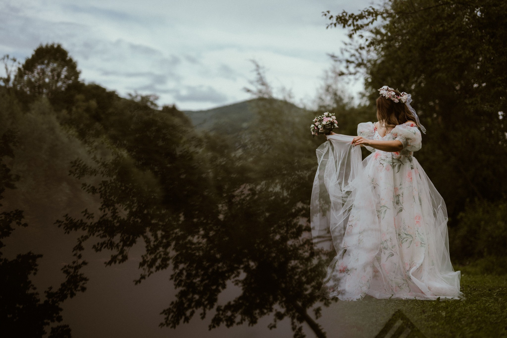 Fotograf profesionist de nuntă. Cu o abordare creativă și tehnici unice, spunem povestea voastră prin imagini pline de iubire și naturalețe. Descoperă arta fotografiei de nuntă . Fotograf Iasi, fotograf de nunta Suceava. Fotografii de nuntă. Pachet fotografii de nuntă. Fotograf Iasi, fotograf Suceava, fotograf Botosani, fotograf Romania. Servicii foto nuntă. Servicii foto-video.