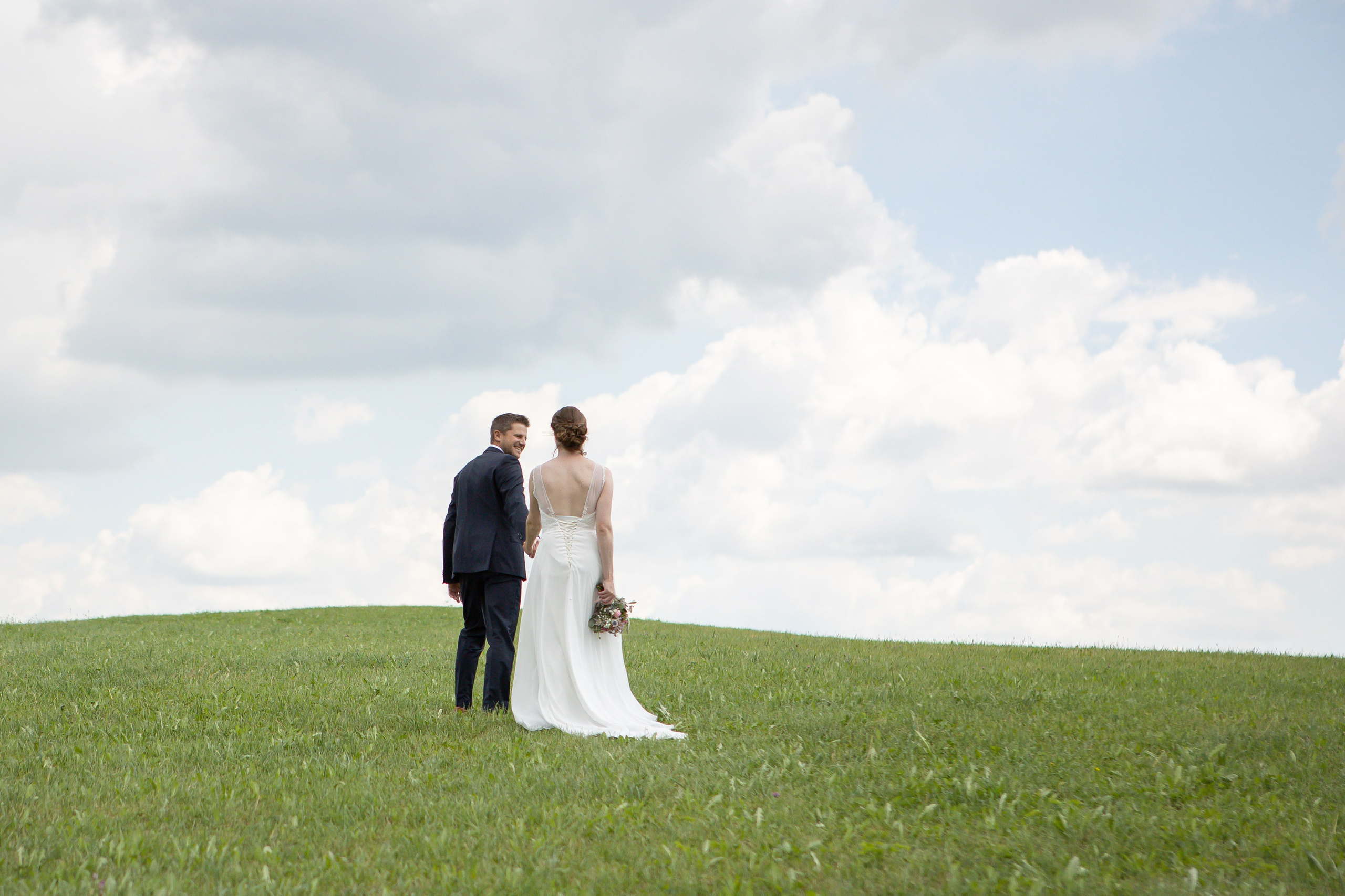 hochzeitspaar läuft