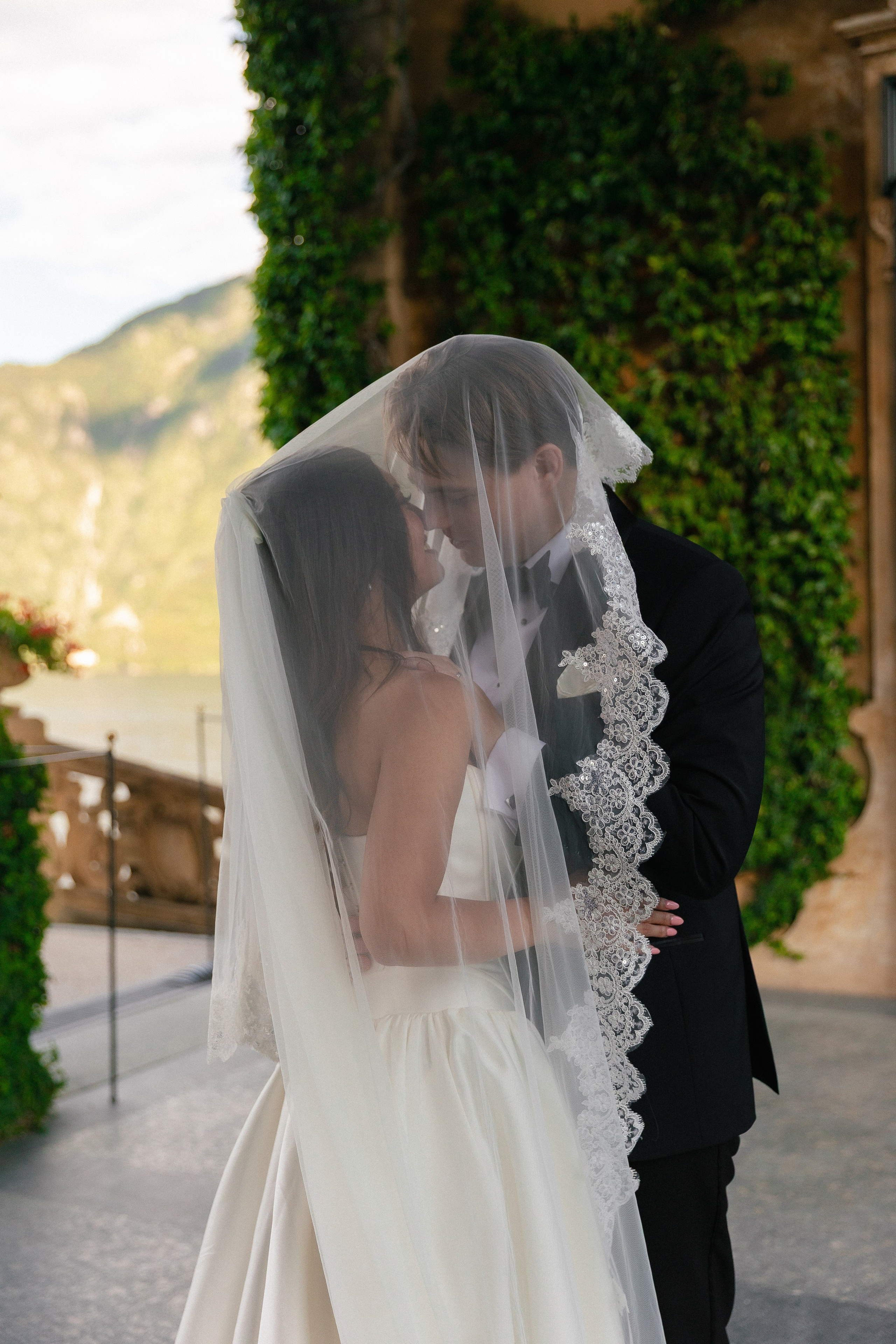 Lily & Zach, Villa del Balbianello. Photographer in Italy Anna Linnik
