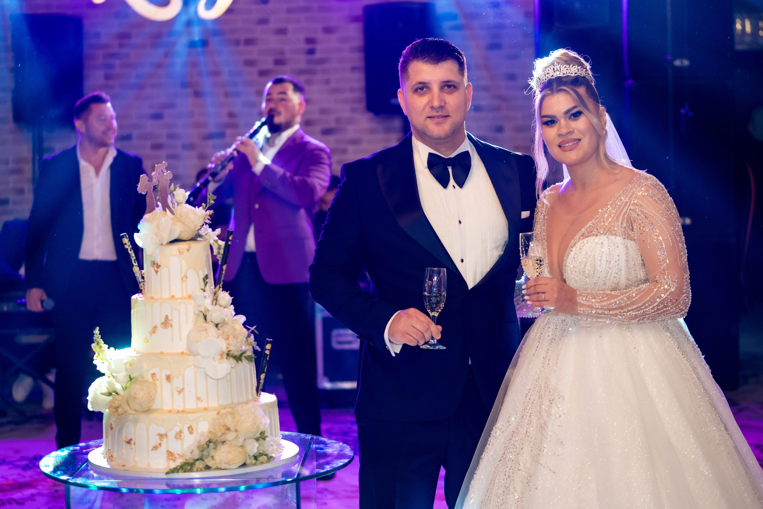 Andreea, Damian si Aris. Acasă